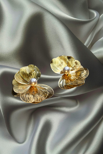 Elegant Wire Petal Pearl Stud Earrings