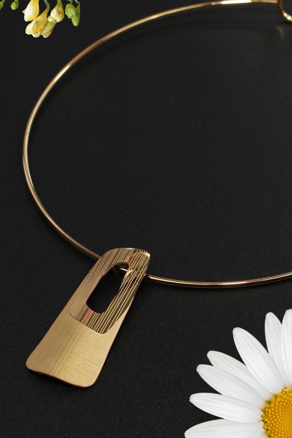 Wooden Texture Oval Pendant Necklace in Gold Finish