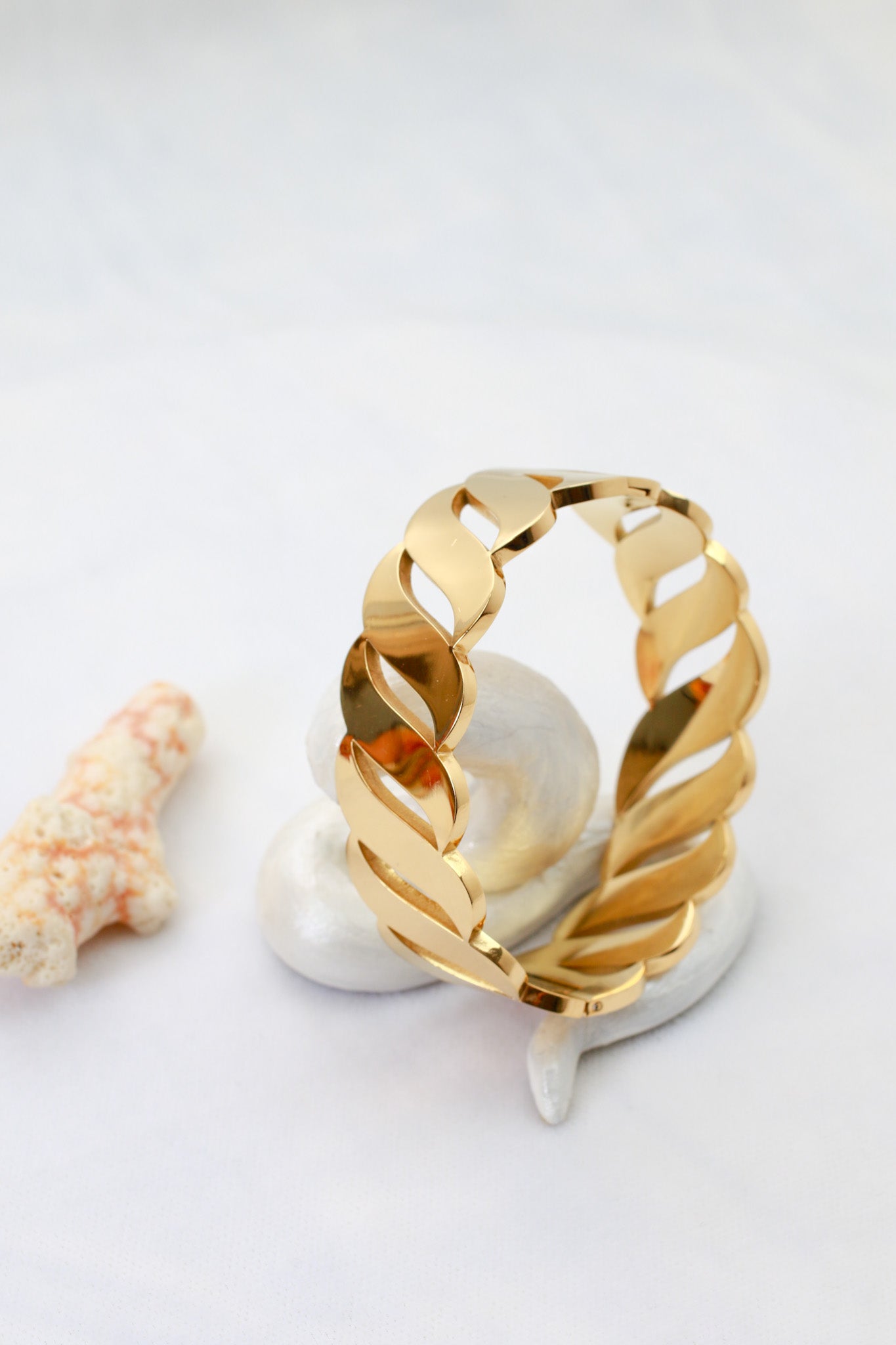 Anti-Tarnish Gold Leaf Link Bracelet — Stainless Steel Hinged Bangle