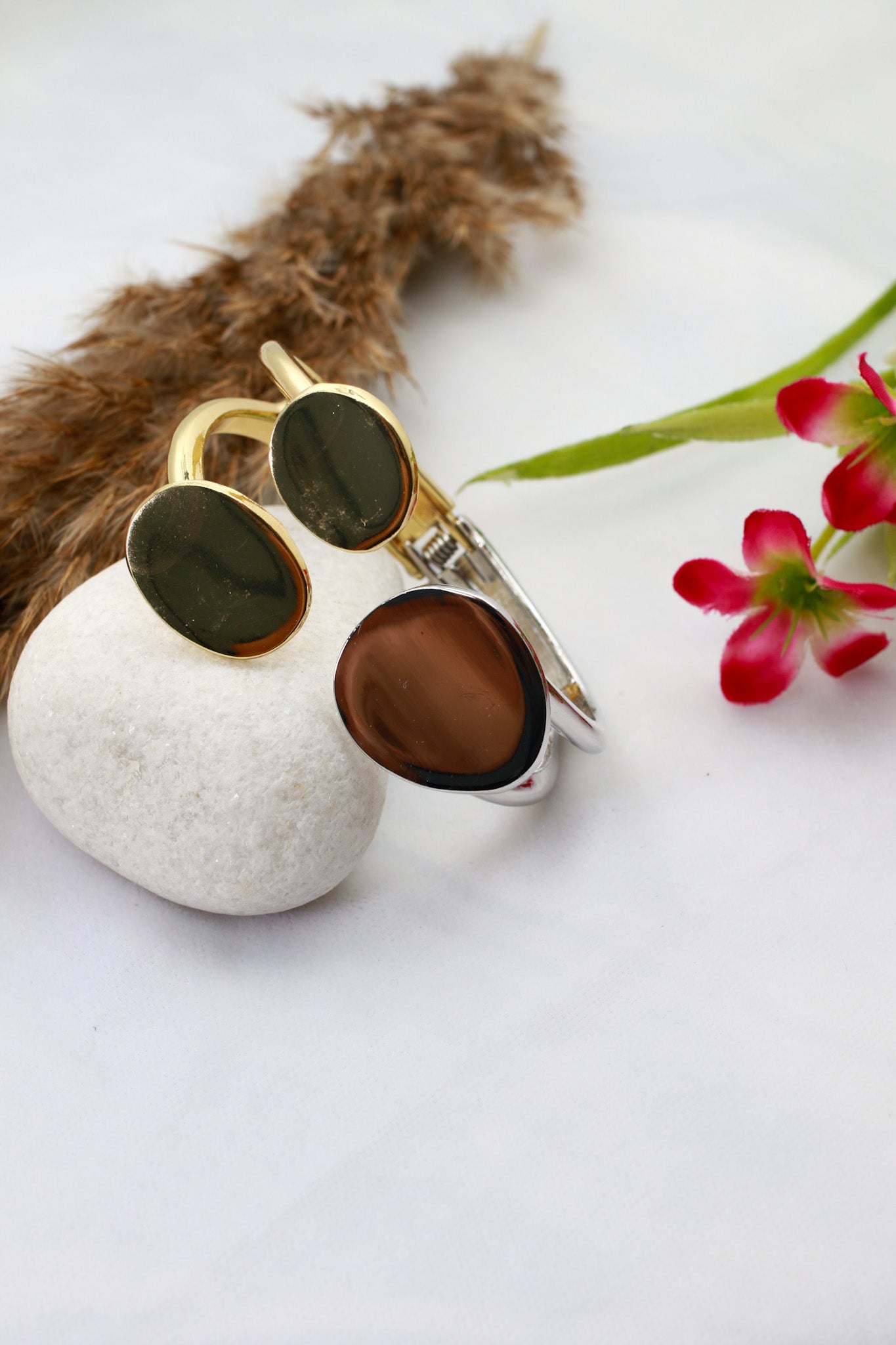 Anti-Tarnish Two-Tone Geometric Disc Cuff Bracelet – Modern Stainless Steel Design