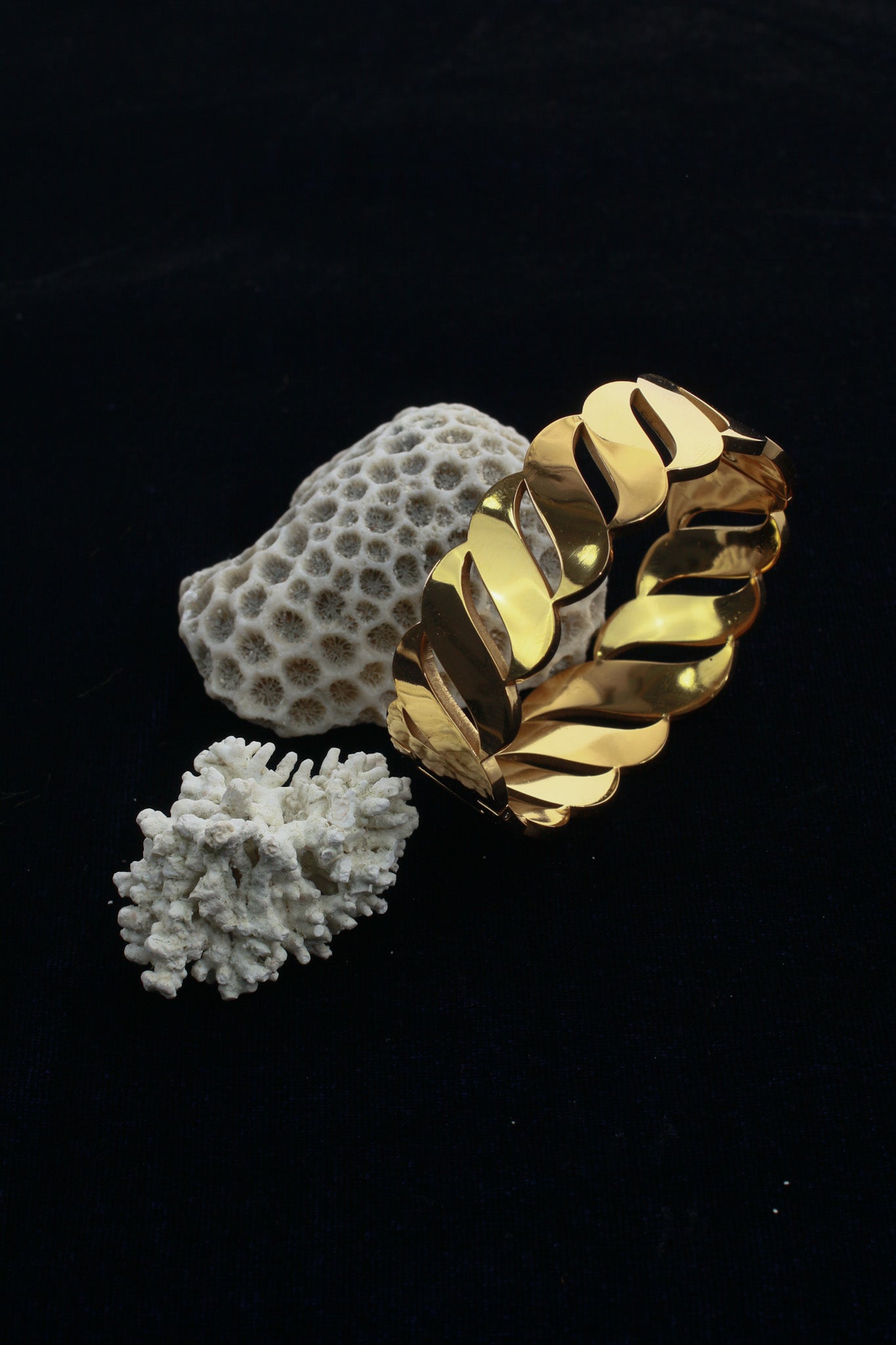 Anti-Tarnish Gold Leaf Link Bracelet — Stainless Steel Hinged Bangle