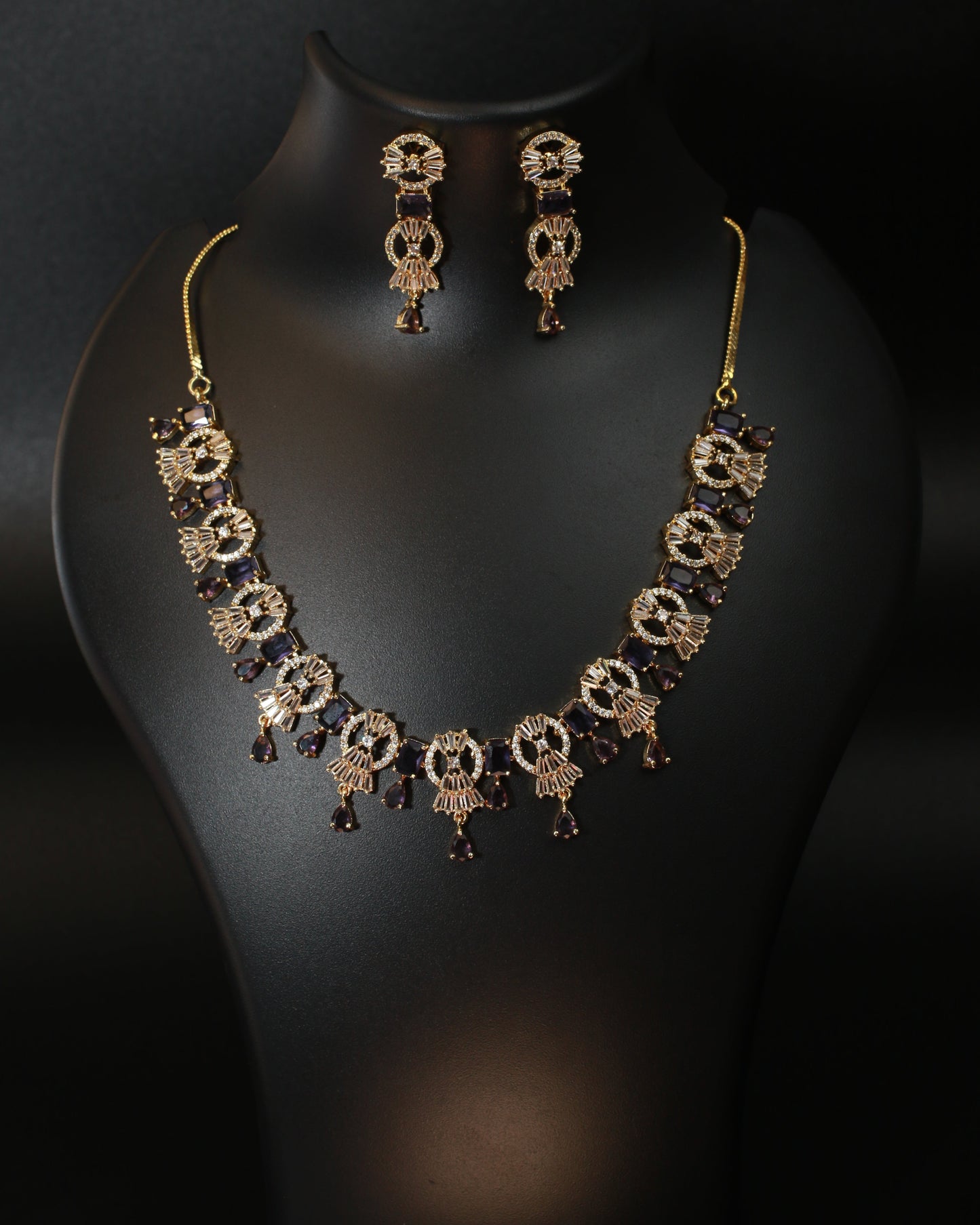 Vintage Noir Golden Necklace Set