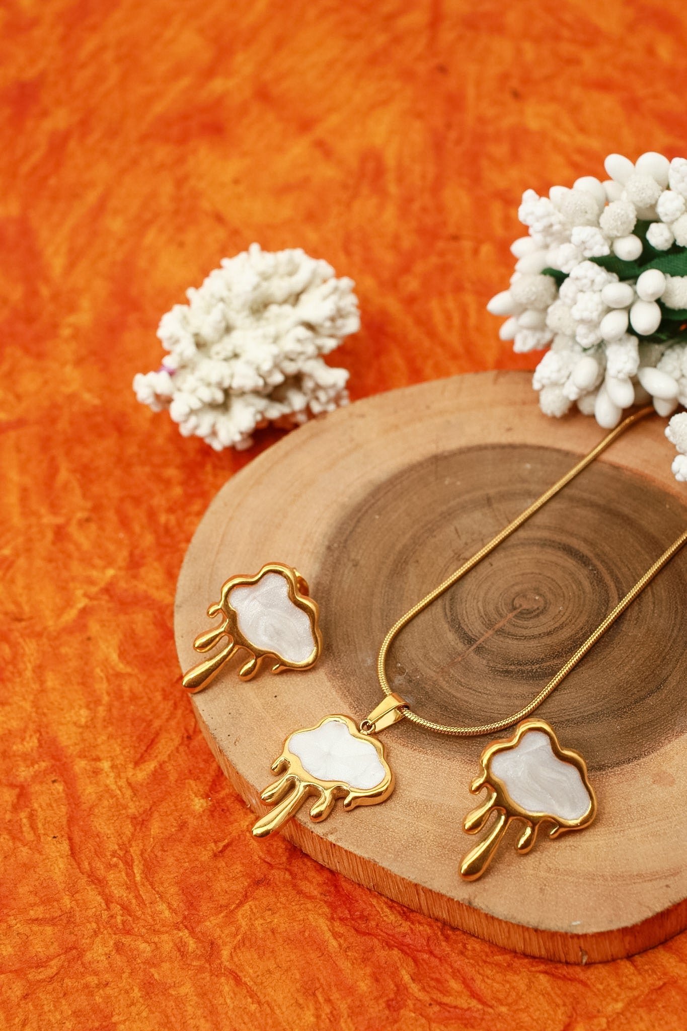 Modern cloud pendant necklace and matching earrings set, gold plated – full length view