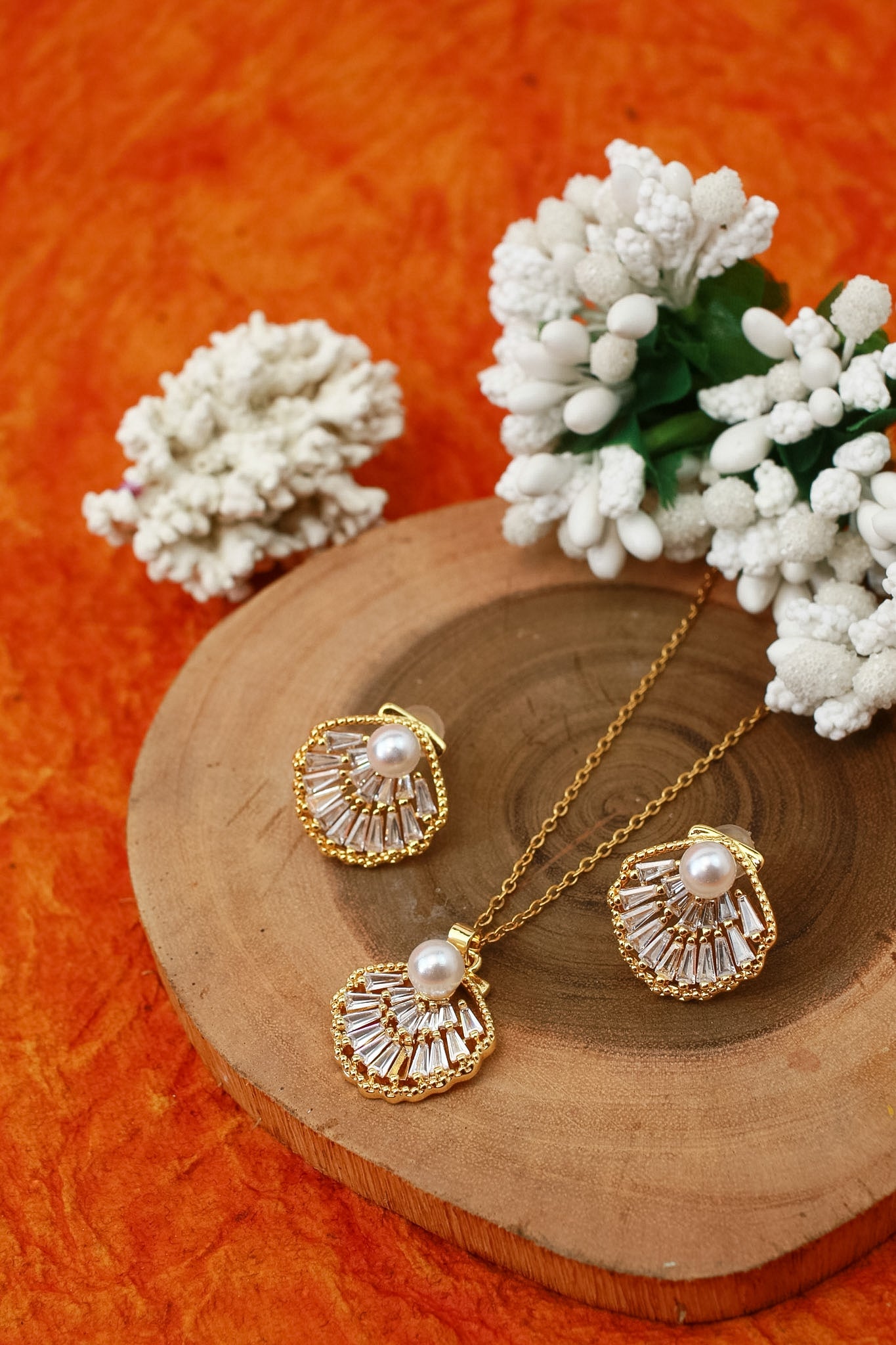 Classic sector zircon pendant necklace and matching earrings set, gold plated – clasp and chain detail