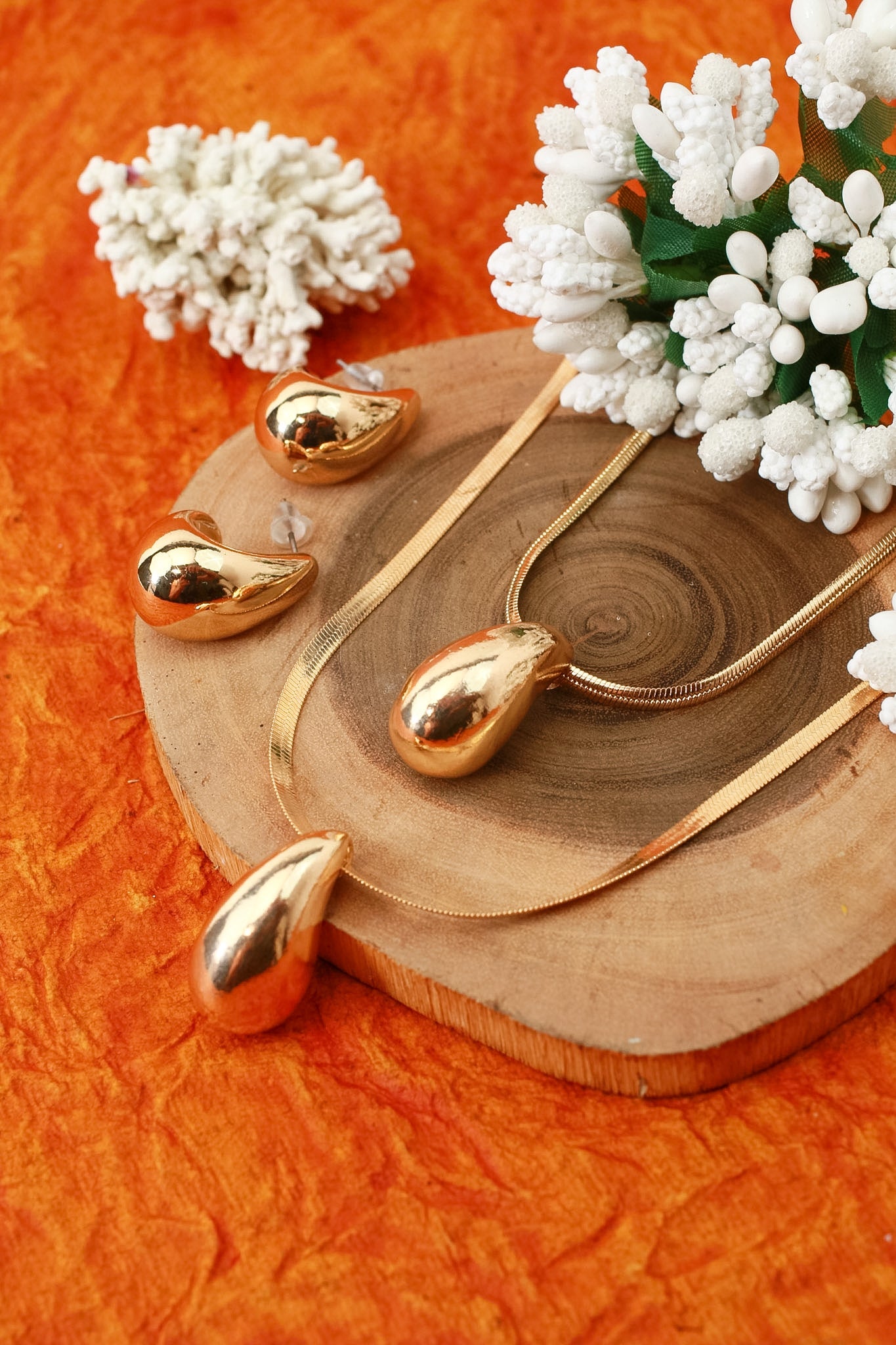 Water drop pendant necklace and matching stud earrings set, gold plated – full length view
