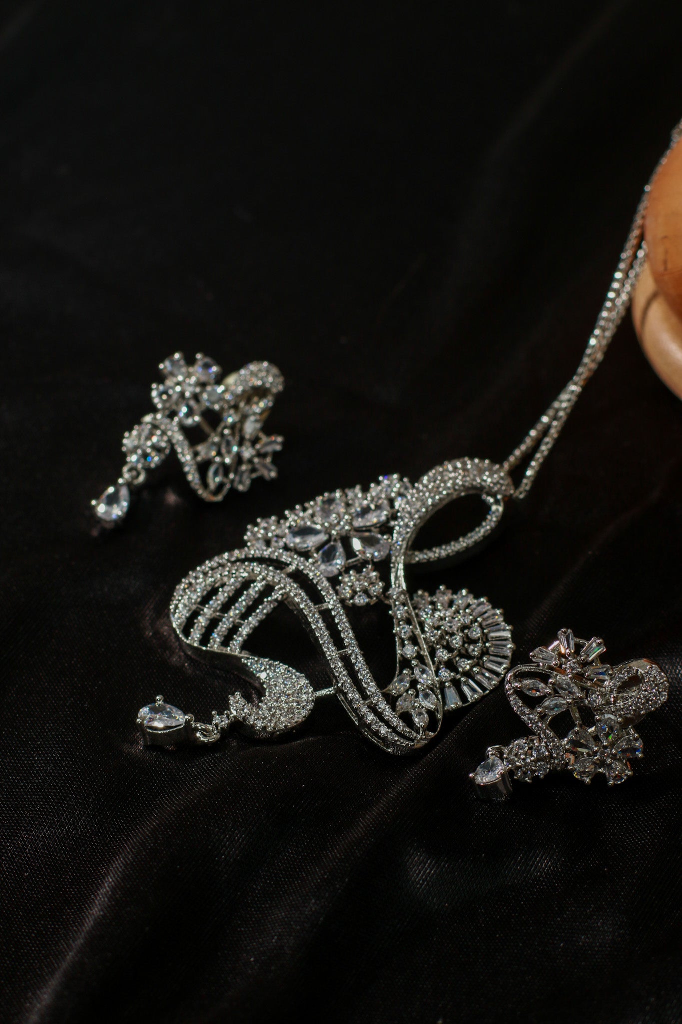 Abstract Blooming Swan Necklace Set