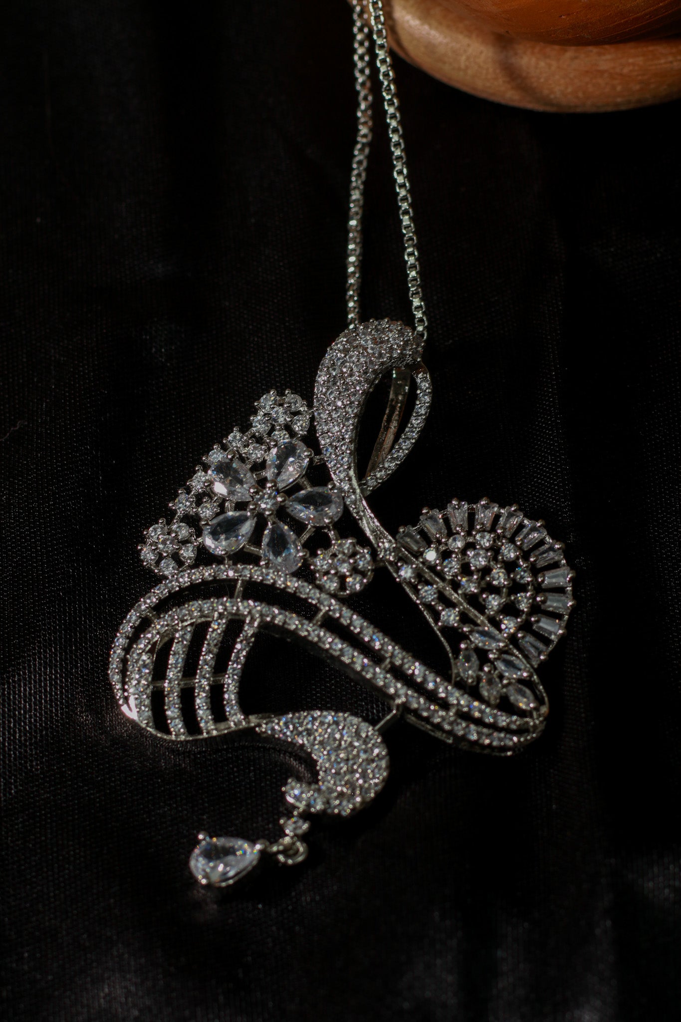 Abstract Blooming Swan Necklace Set