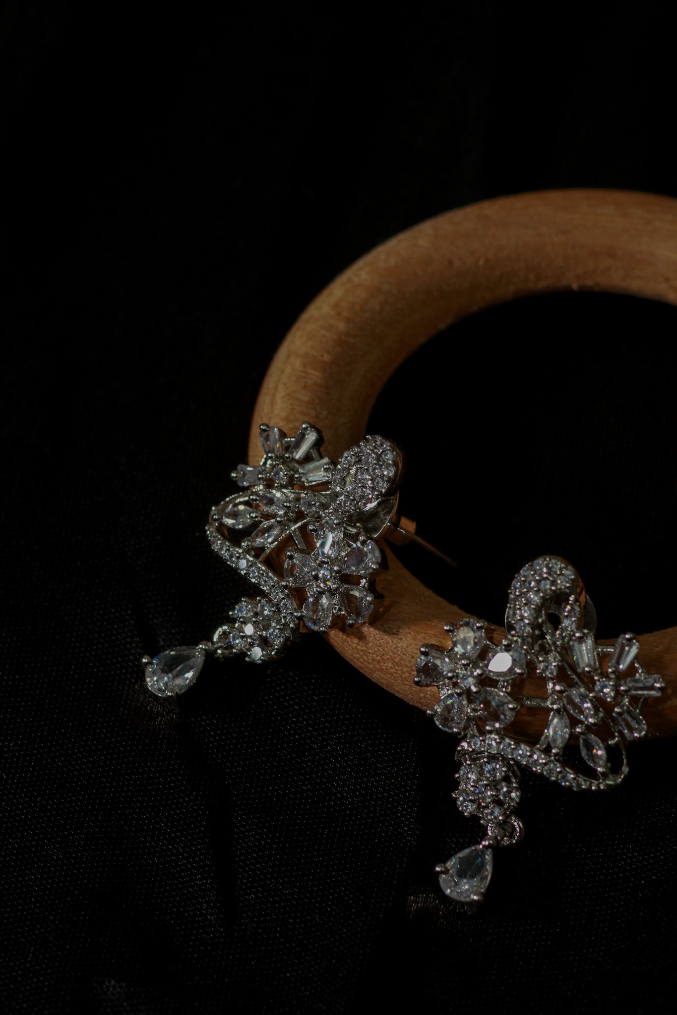 Abstract Blooming Swan Necklace Set