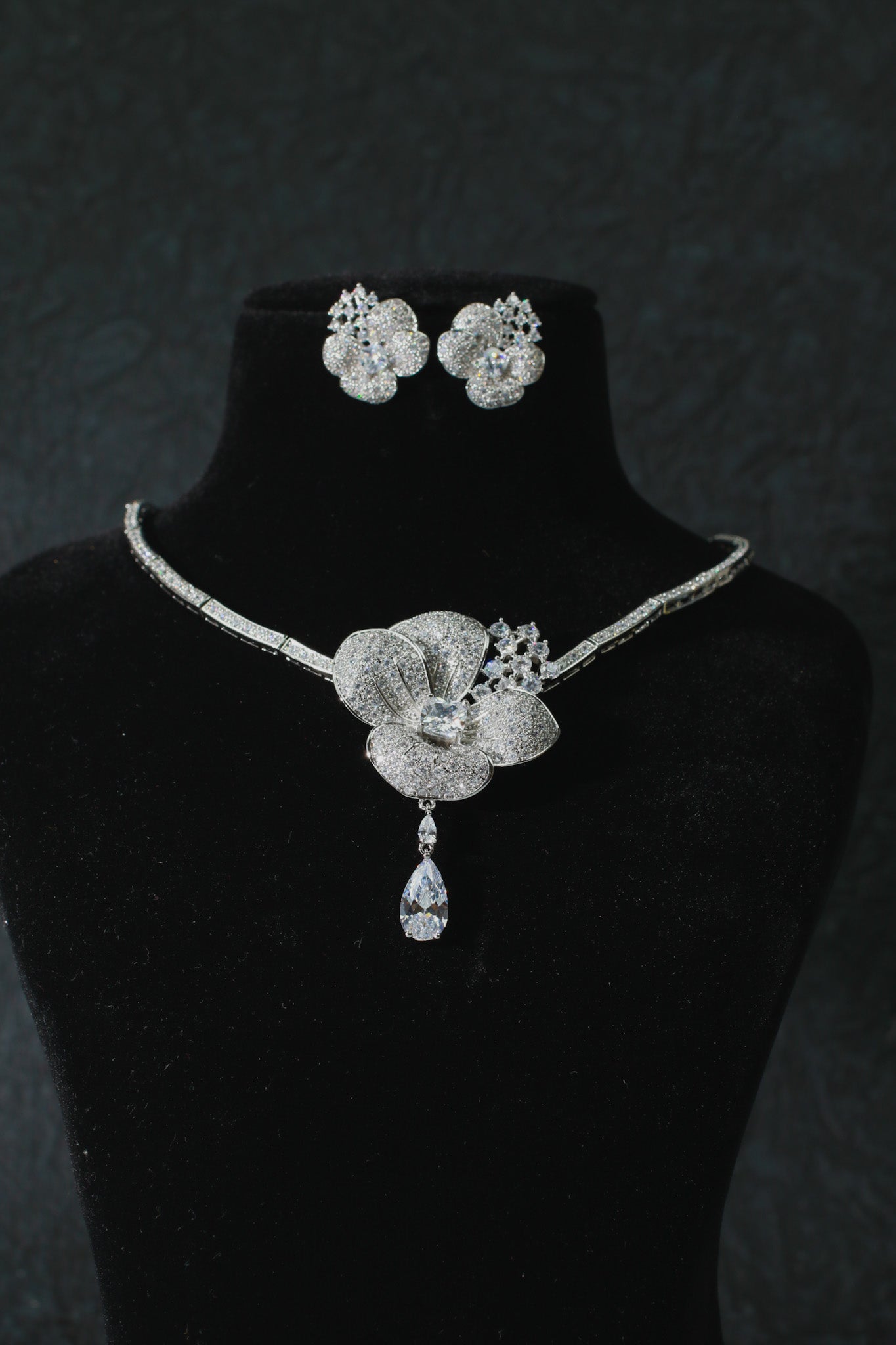 Elegant Floral Zircon Necklace Set for Women