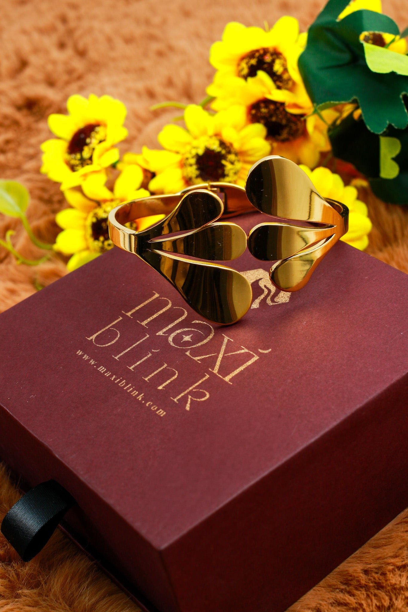 Anti - Tarnish Stainless Steel Bracelet — Gold Polished Leaf Cuff - Maxiblink