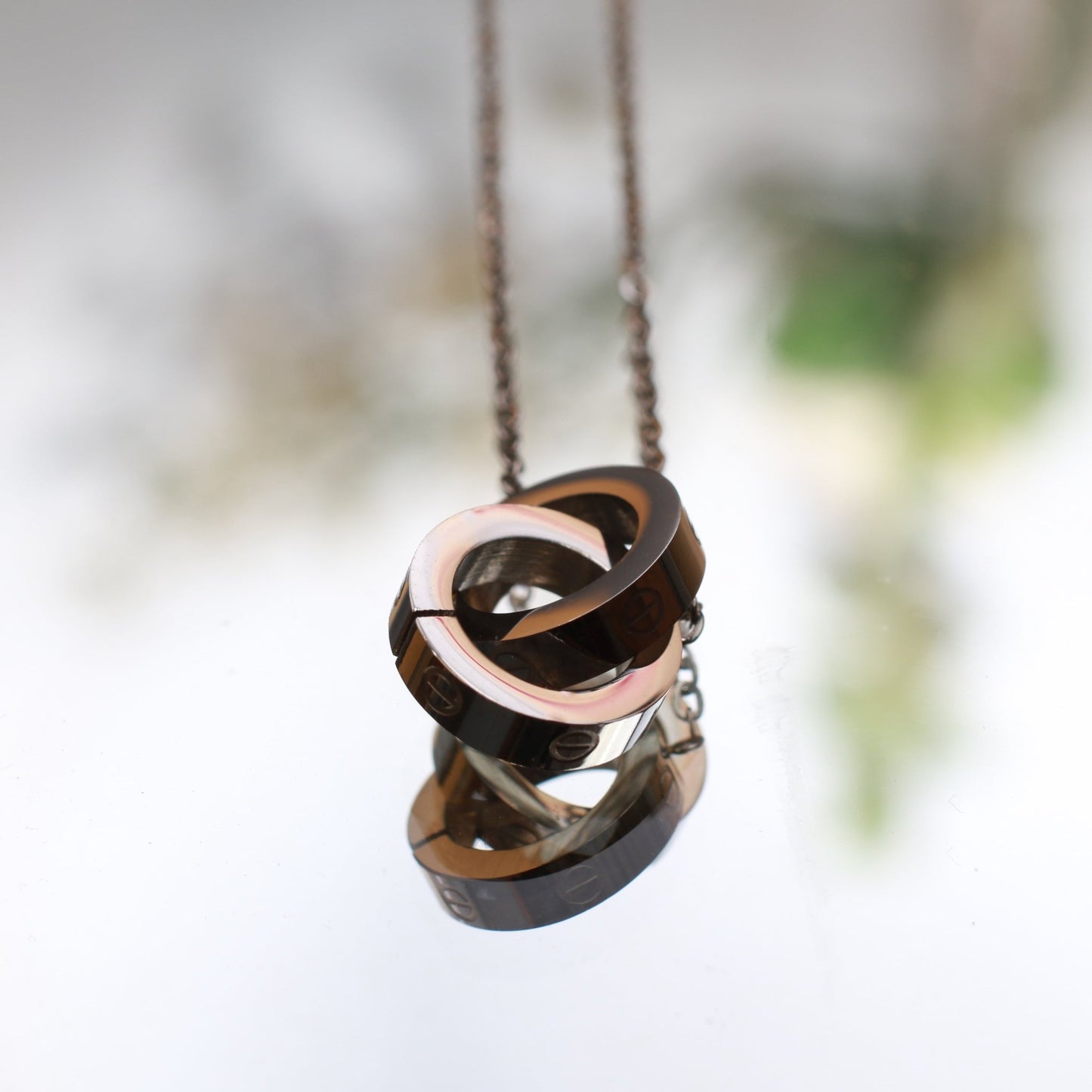 Interlocking Silver Circles Pendant Necklace - Maxiblink