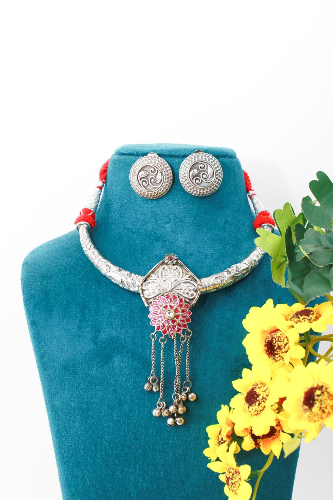 Splendid Pink Silver Floral Thread Choker - Maxiblink
