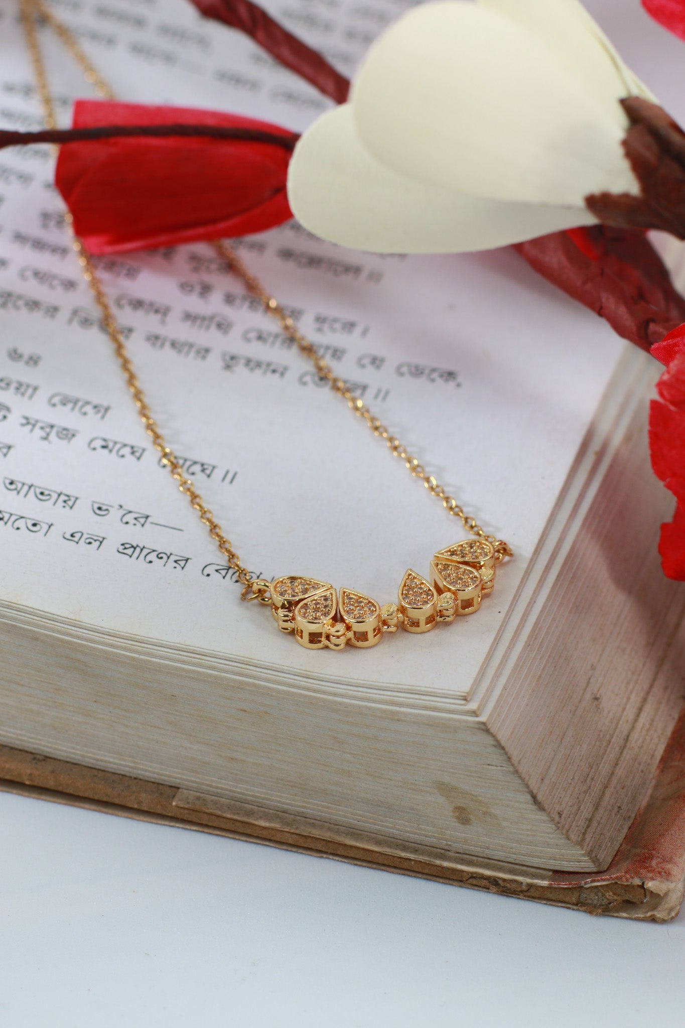 3 - in - 1 Magnetic Teardrop Pendant Necklace – Convertible Flower, Heart & Petal Design, Gold Tone Anti - Tarnish - Maxiblink