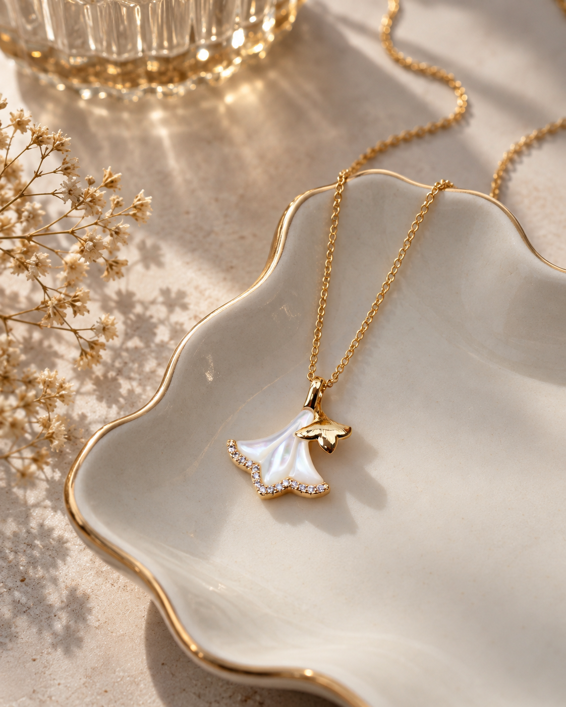 Mother of Pearl Flower Pendant Necklace product photo - Maxiblink