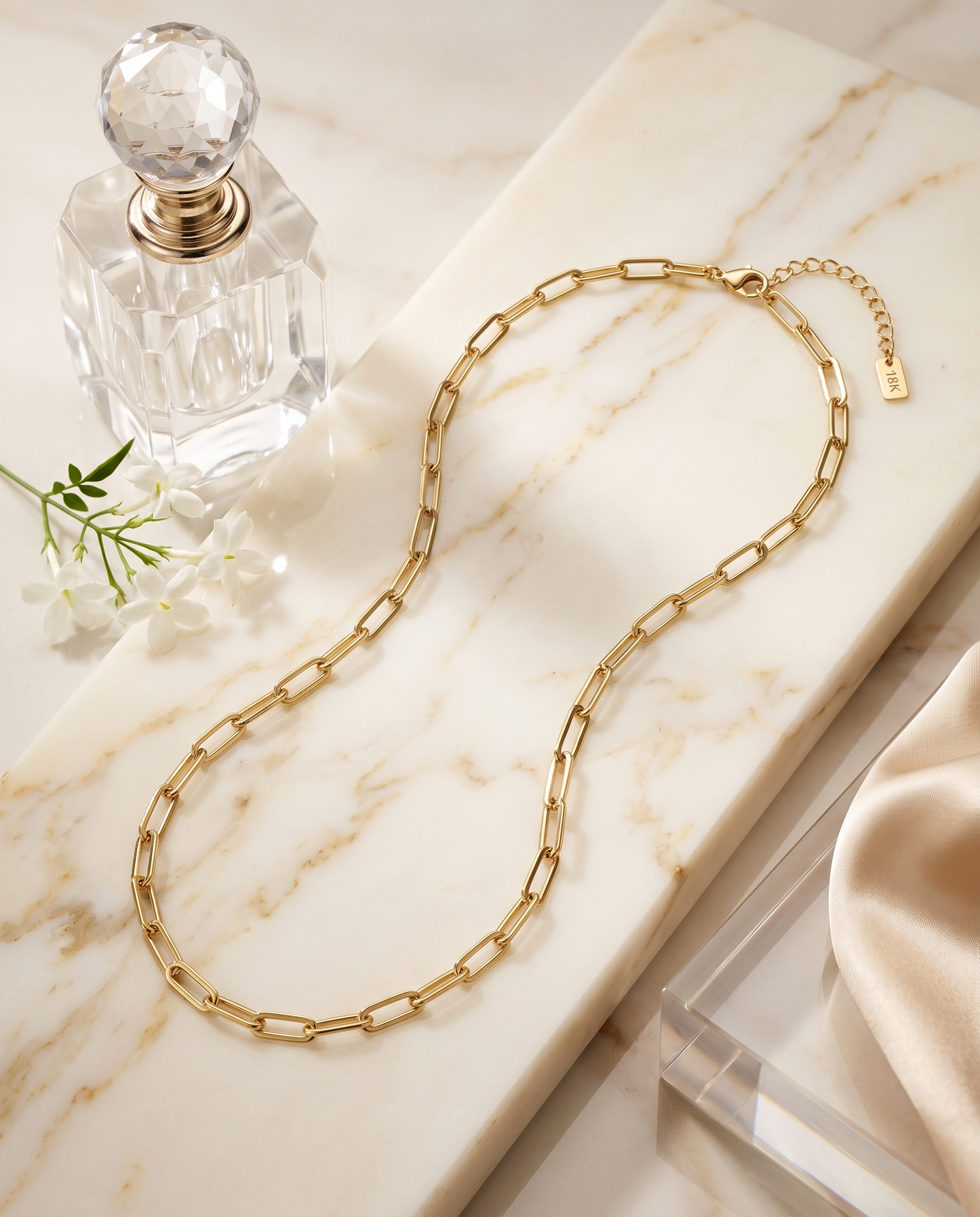 Gold paperclip chain necklace, 18K gold plated – clasp and chain detail