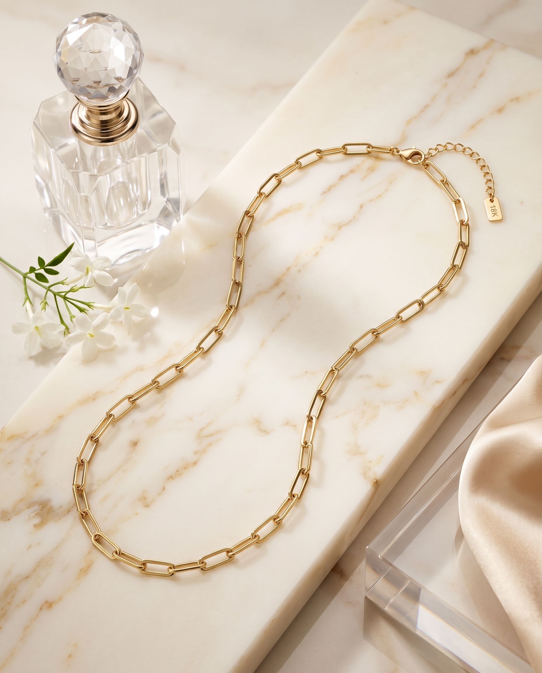 Gold paperclip chain necklace, 18K gold plated – clasp and chain detail