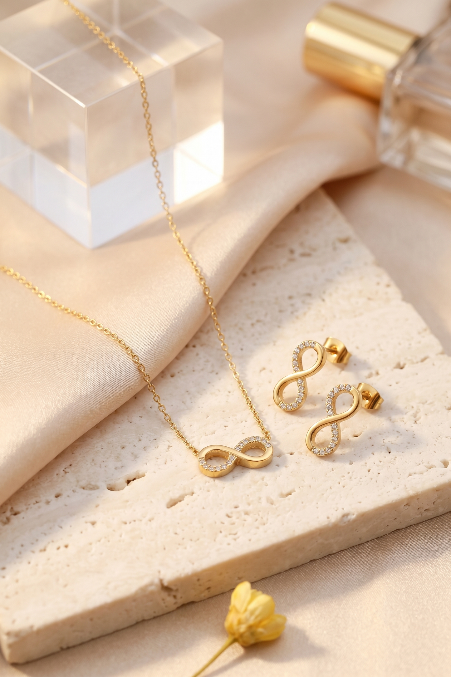 Infinity lucky 8 necklace and matching earrings set, 18K gold plated – clasp and chain detail