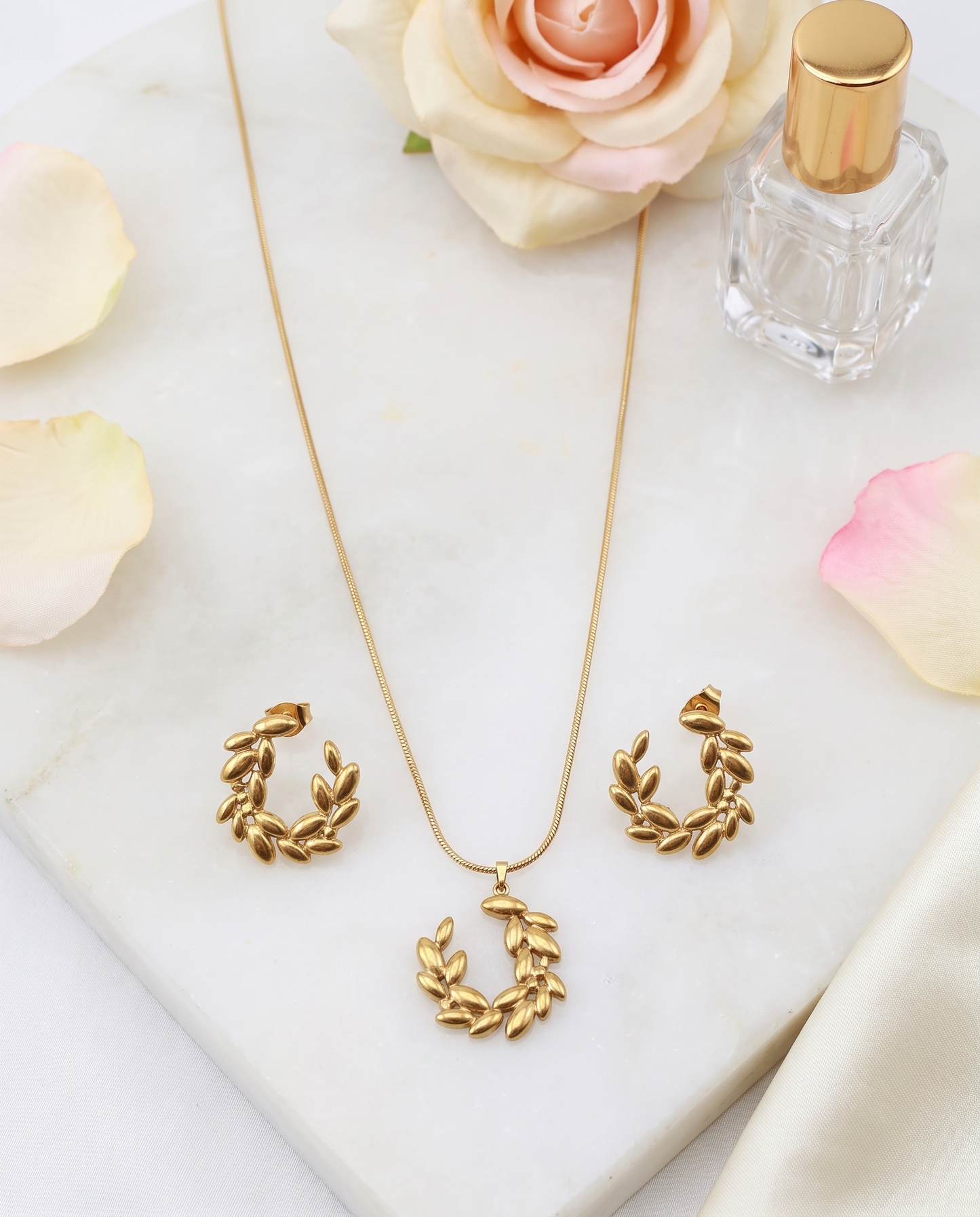 Laurel wreath pendant necklace and matching stud earrings set, gold plated – clasp and chain detail