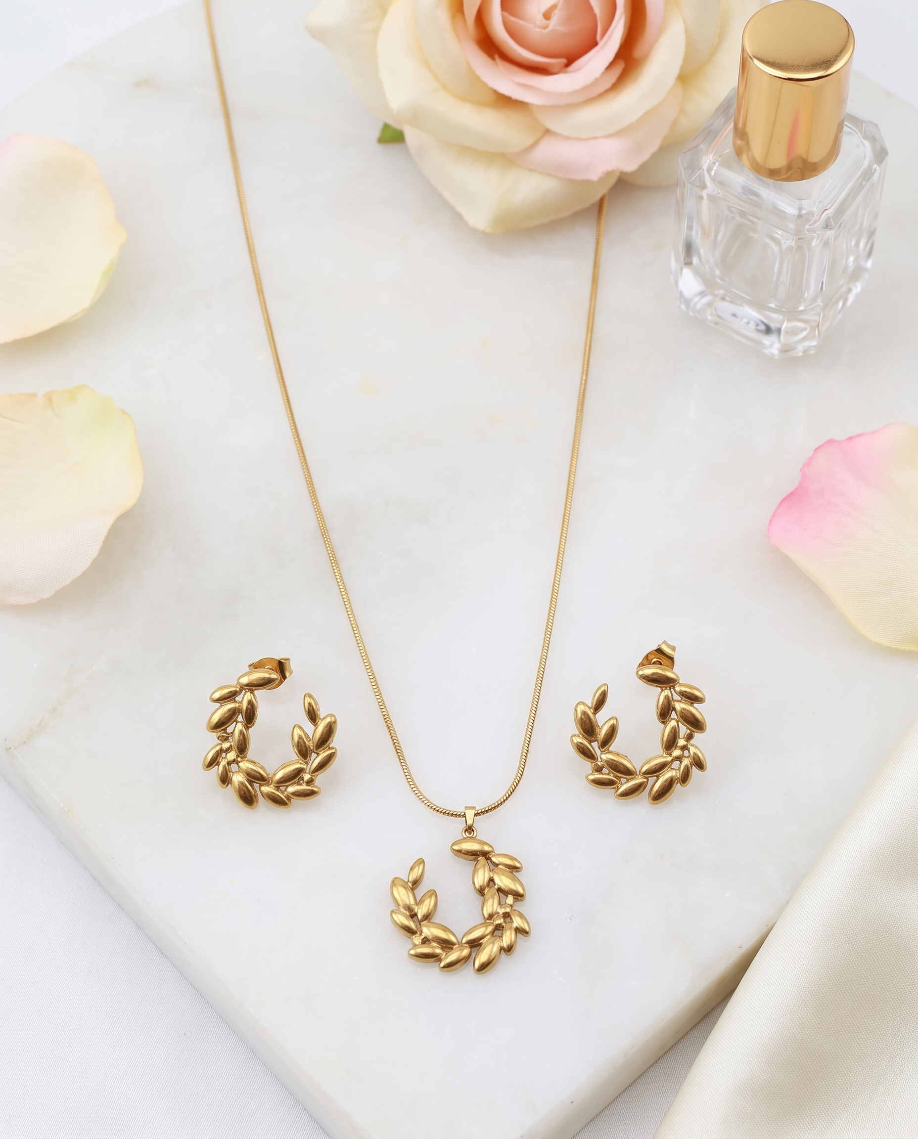 Laurel wreath pendant necklace and matching stud earrings set, gold plated – clasp and chain detail