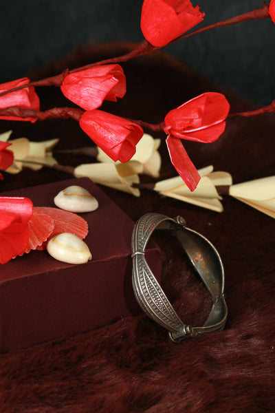 Oxidised Antique Design Brass Base Openable Etched Linear Design Kada Bracelet for Women