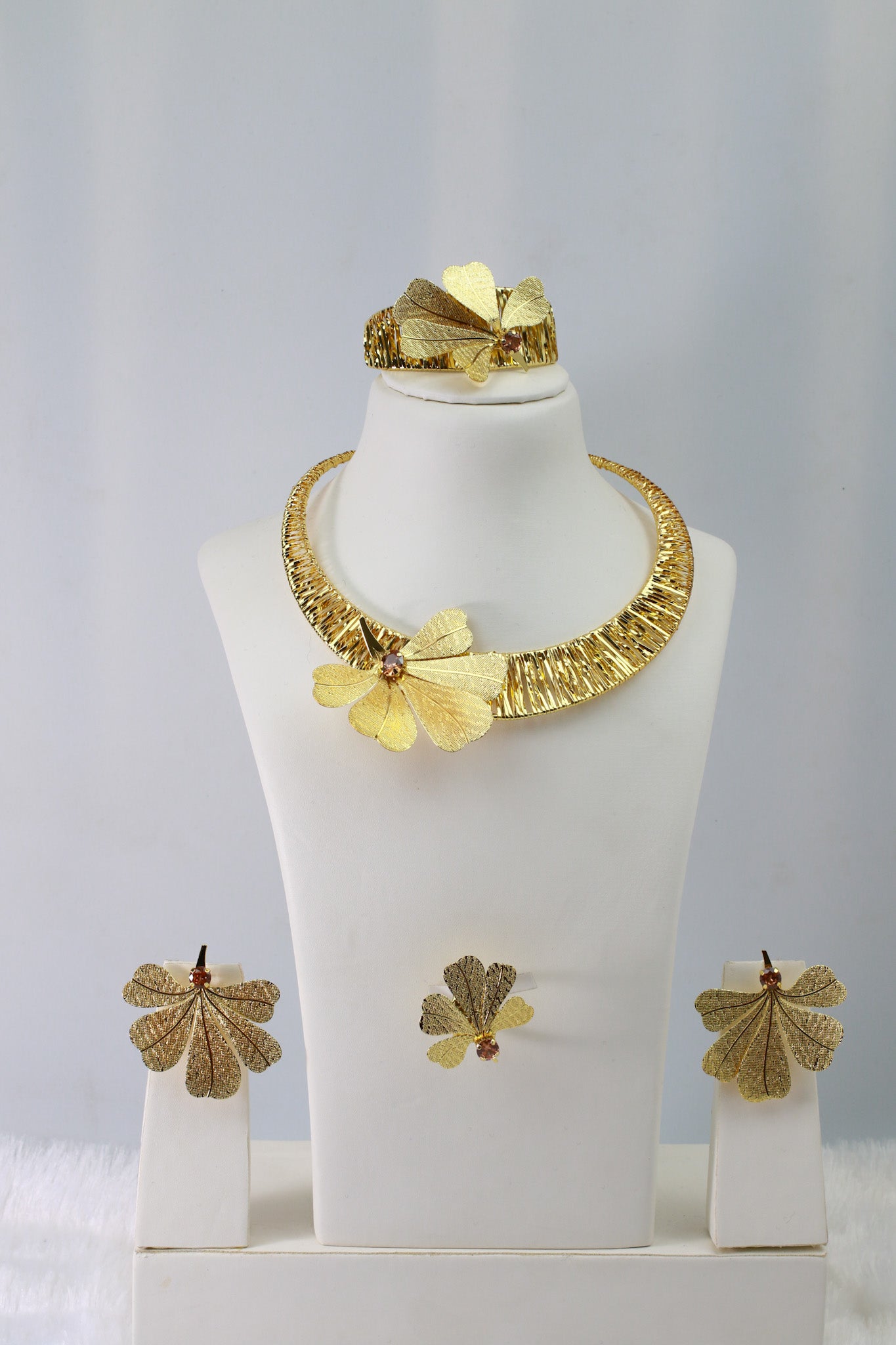 Gold Plated Textured Collar Jewellery Set with Floral Fan Motif | Anti‑Tarnish – anti-tarnish necklace set for women India – MaxiBlink