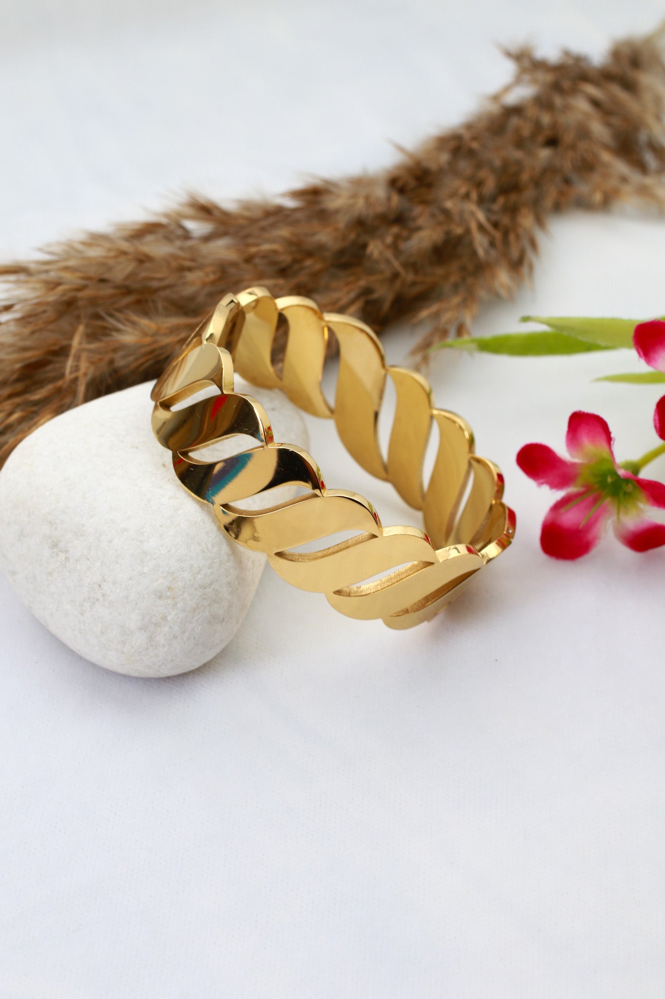 Anti-Tarnish Gold Leaf Link Bracelet — Stainless Steel Hinged Bangle