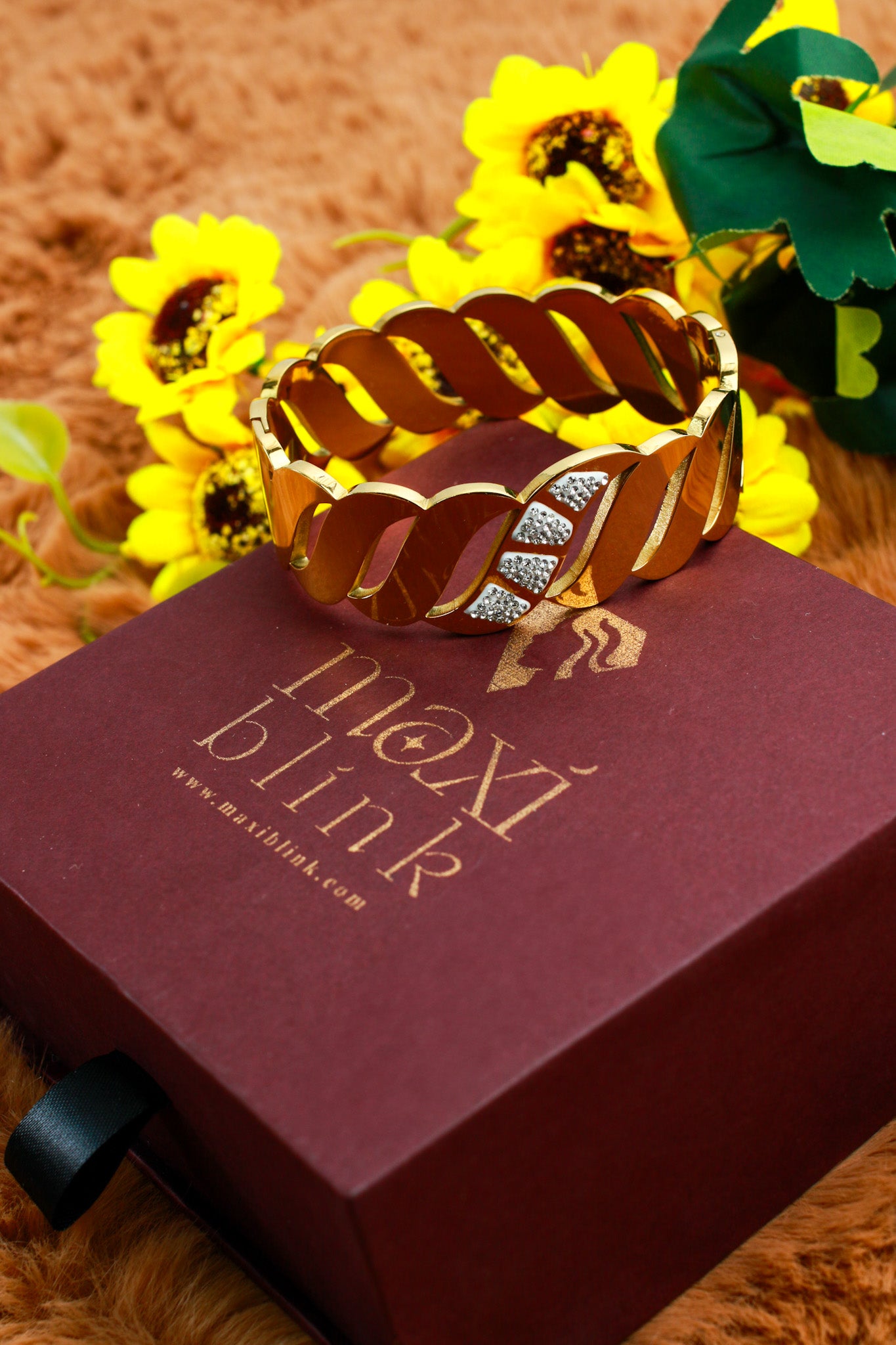 Anti-Tarnish Gold Leaf Link Bracelet — Stainless Steel Hinged Bangle