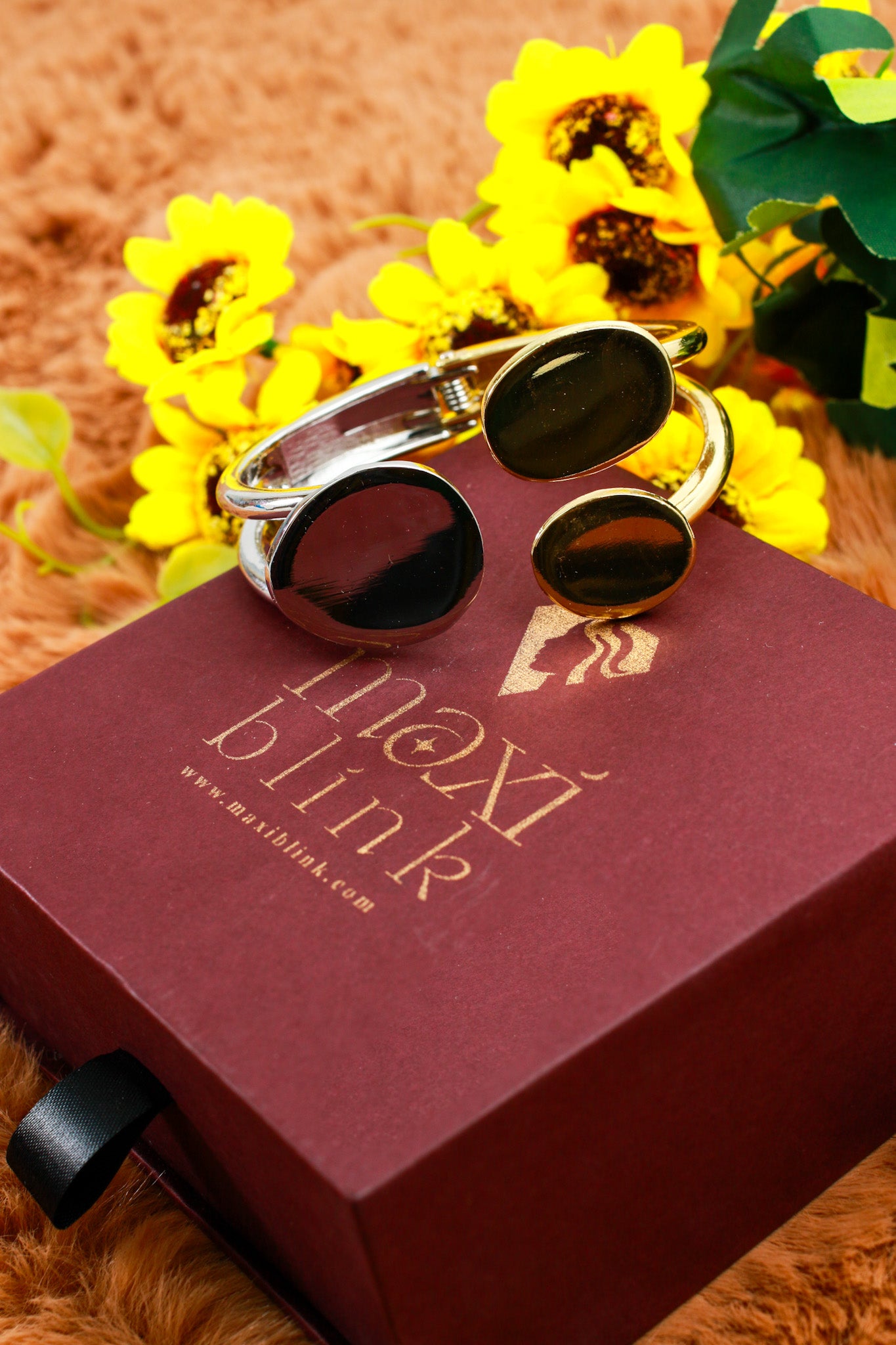 Anti-Tarnish Two-Tone Geometric Disc Cuff Bracelet – Modern Stainless Steel Design