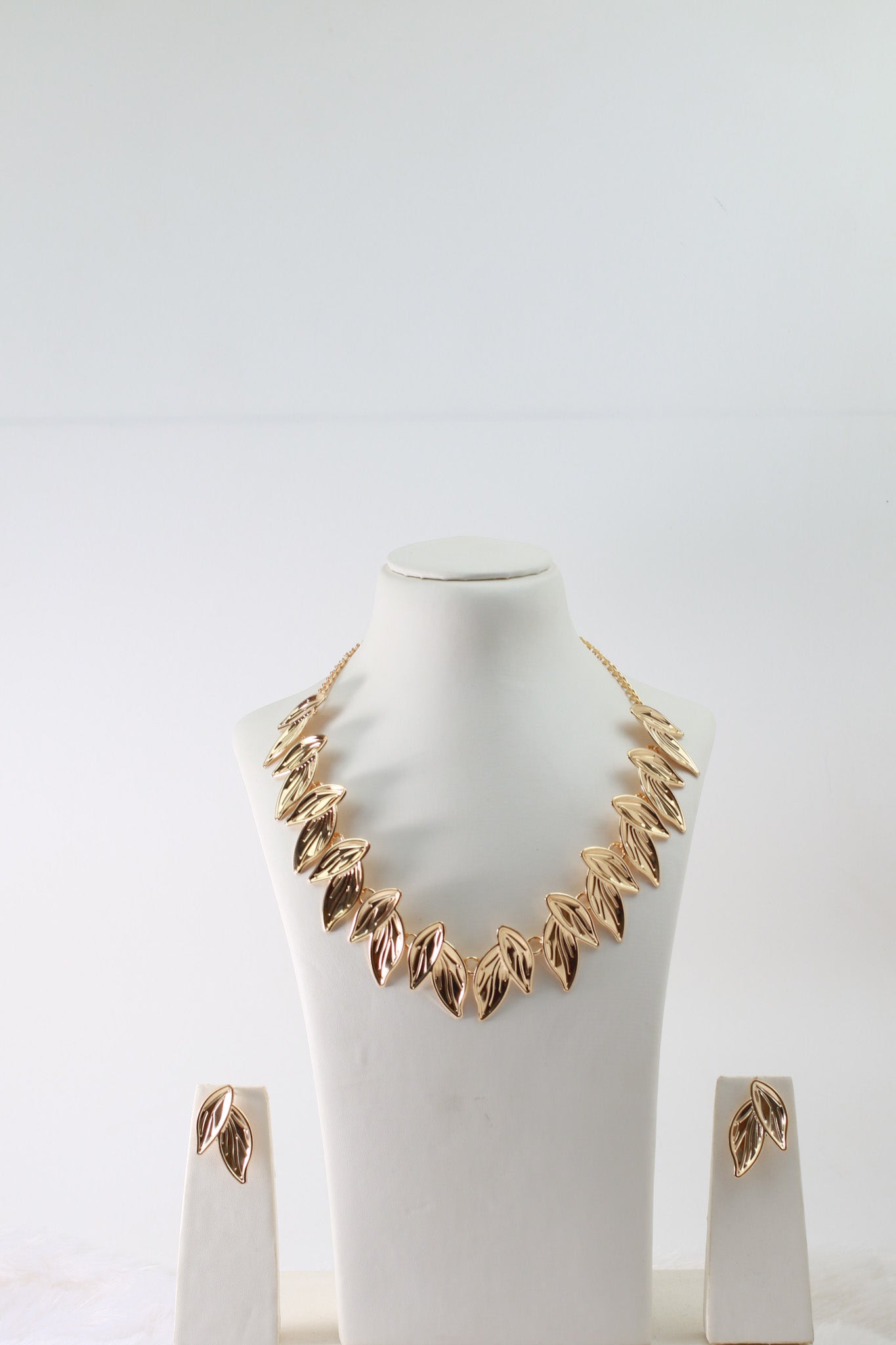 Anti‑Tarnish Elegant Gold Leaf Necklace & Earrings Set – Lightweight Premium Fashion Jewellery – anti-tarnish necklaces for women India – MaxiBlink