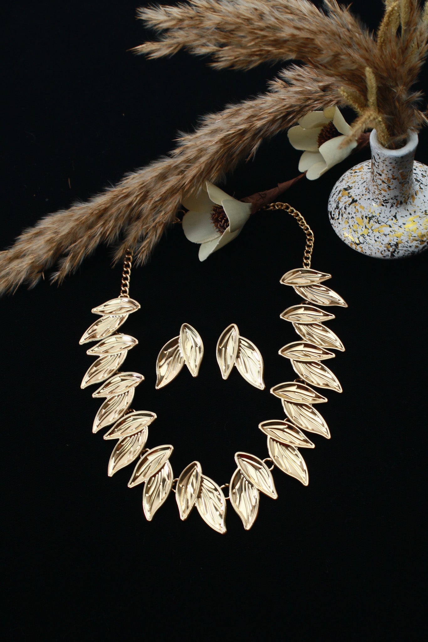 Anti‑Tarnish Elegant Gold Leaf Necklace & Earrings Set – Lightweight Premium Fashion Jewellery – anti-tarnish necklaces for women India – MaxiBlink