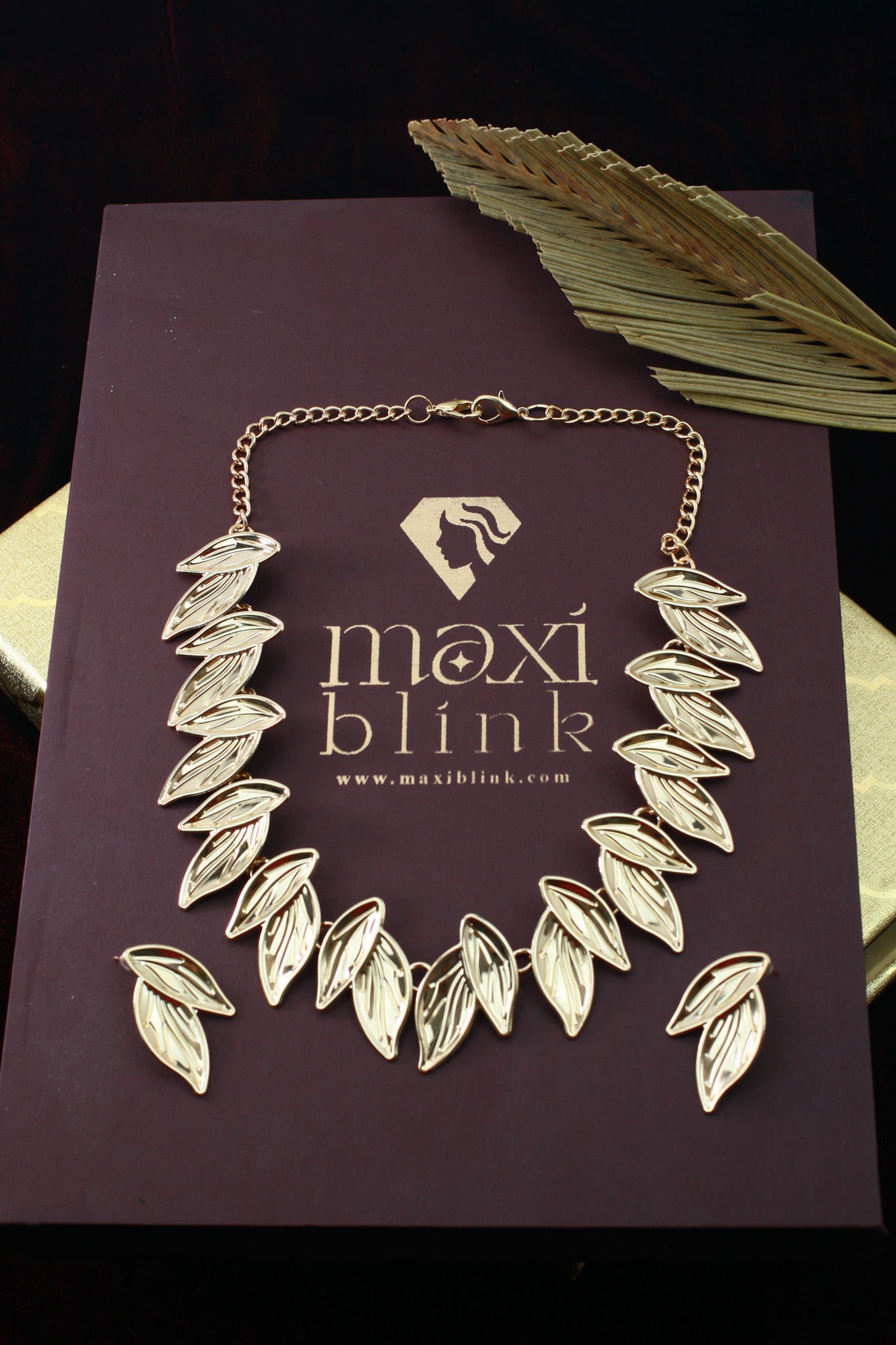 Anti‑Tarnish Elegant Gold Leaf Necklace & Earrings Set – Lightweight Premium Fashion Jewellery – anti-tarnish necklaces for women India – MaxiBlink