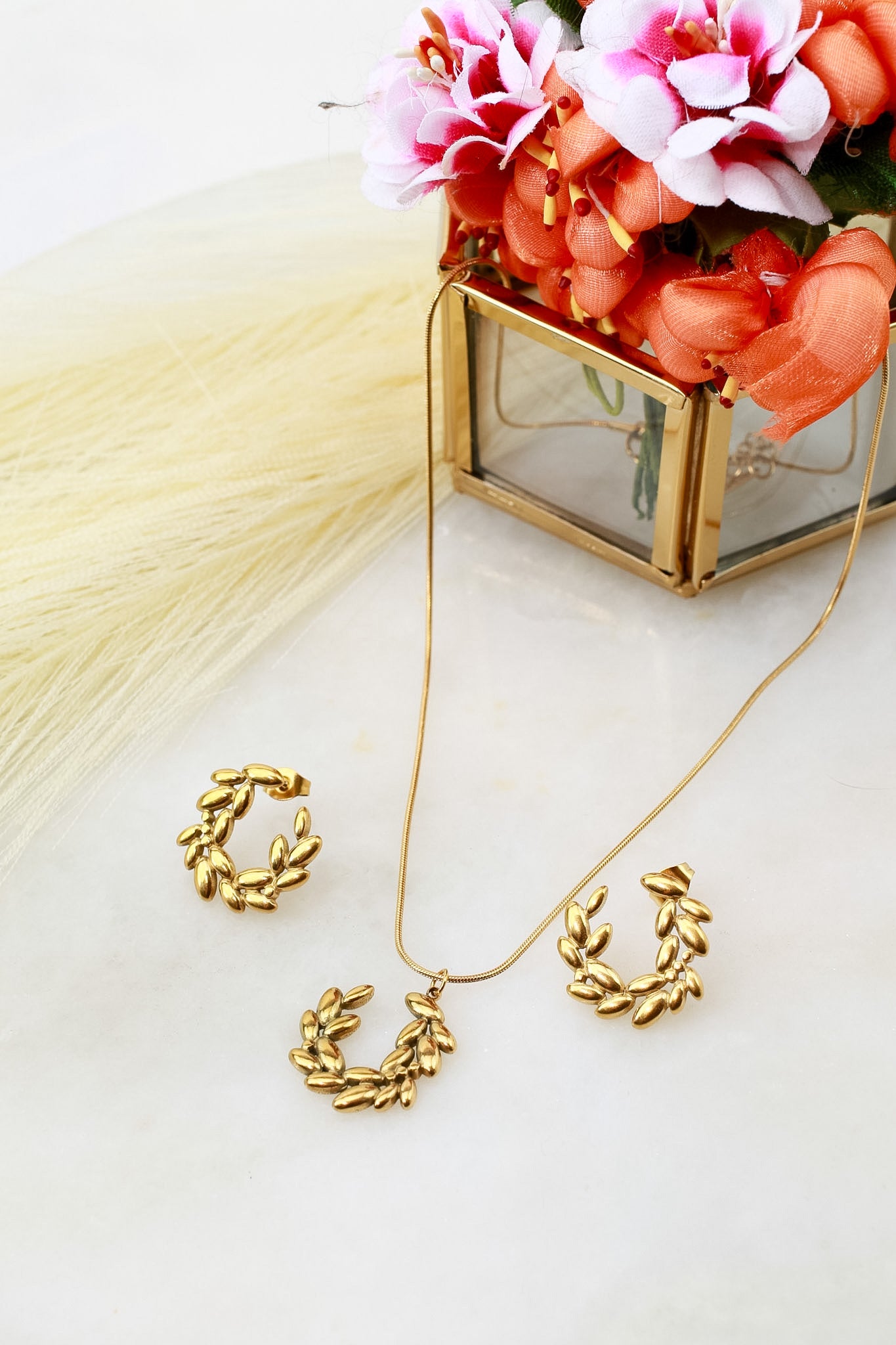 Laurel wreath pendant necklace and matching stud earrings set, gold plated – full length view