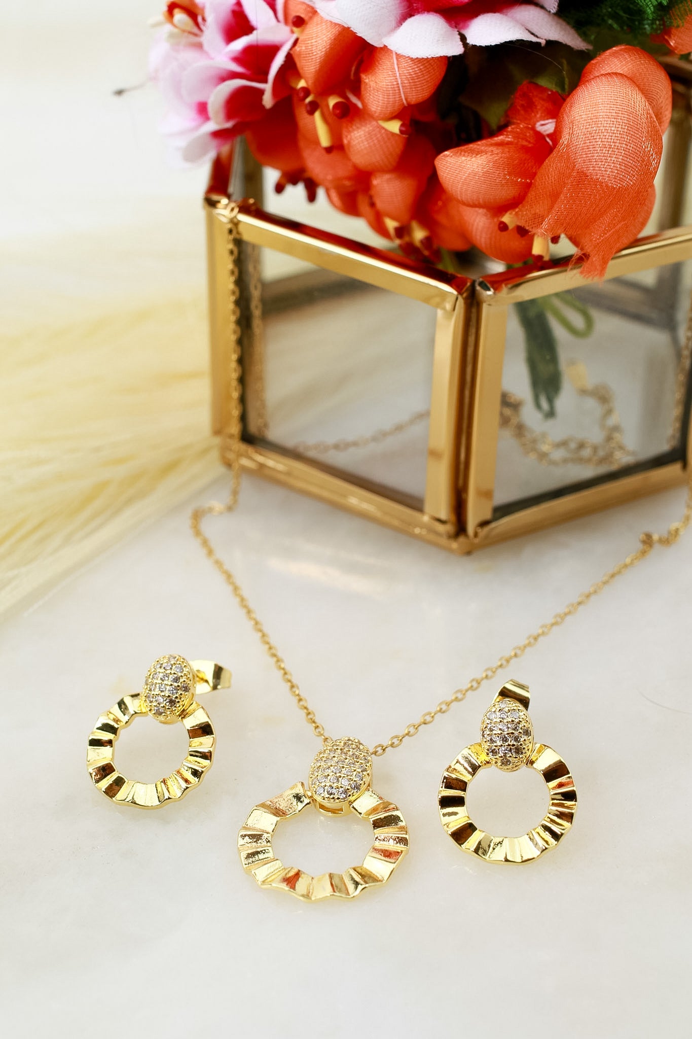 Geometric circle pendant necklace and matching stud earrings set, 18K gold plated – clasp and chain detail