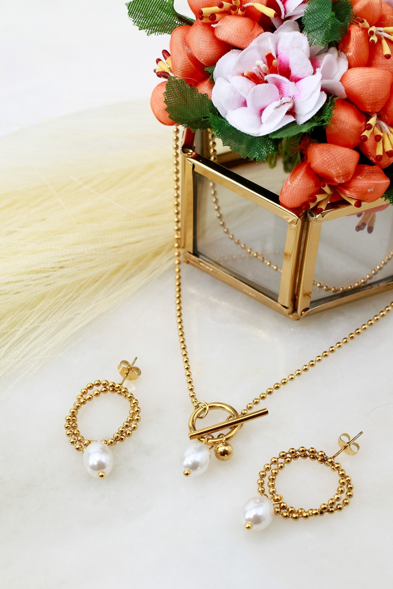 Asymmetrical pearl ball chain necklace and matching hoop earrings set, 18K gold plated – clasp and chain detail