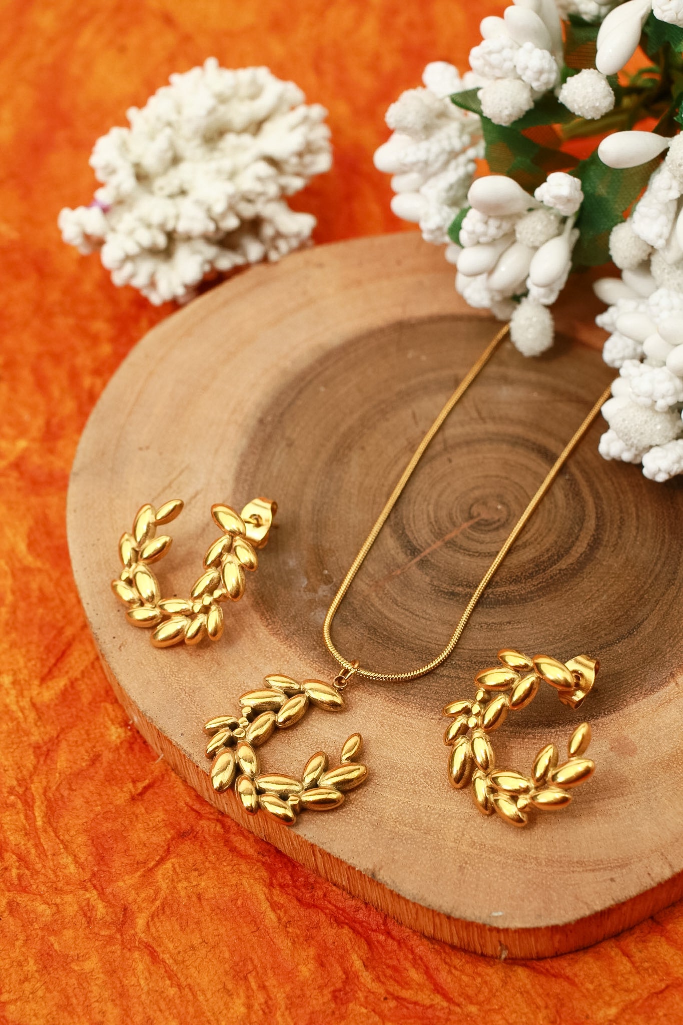 Laurel wreath pendant necklace and matching stud earrings set, gold plated – additional angle