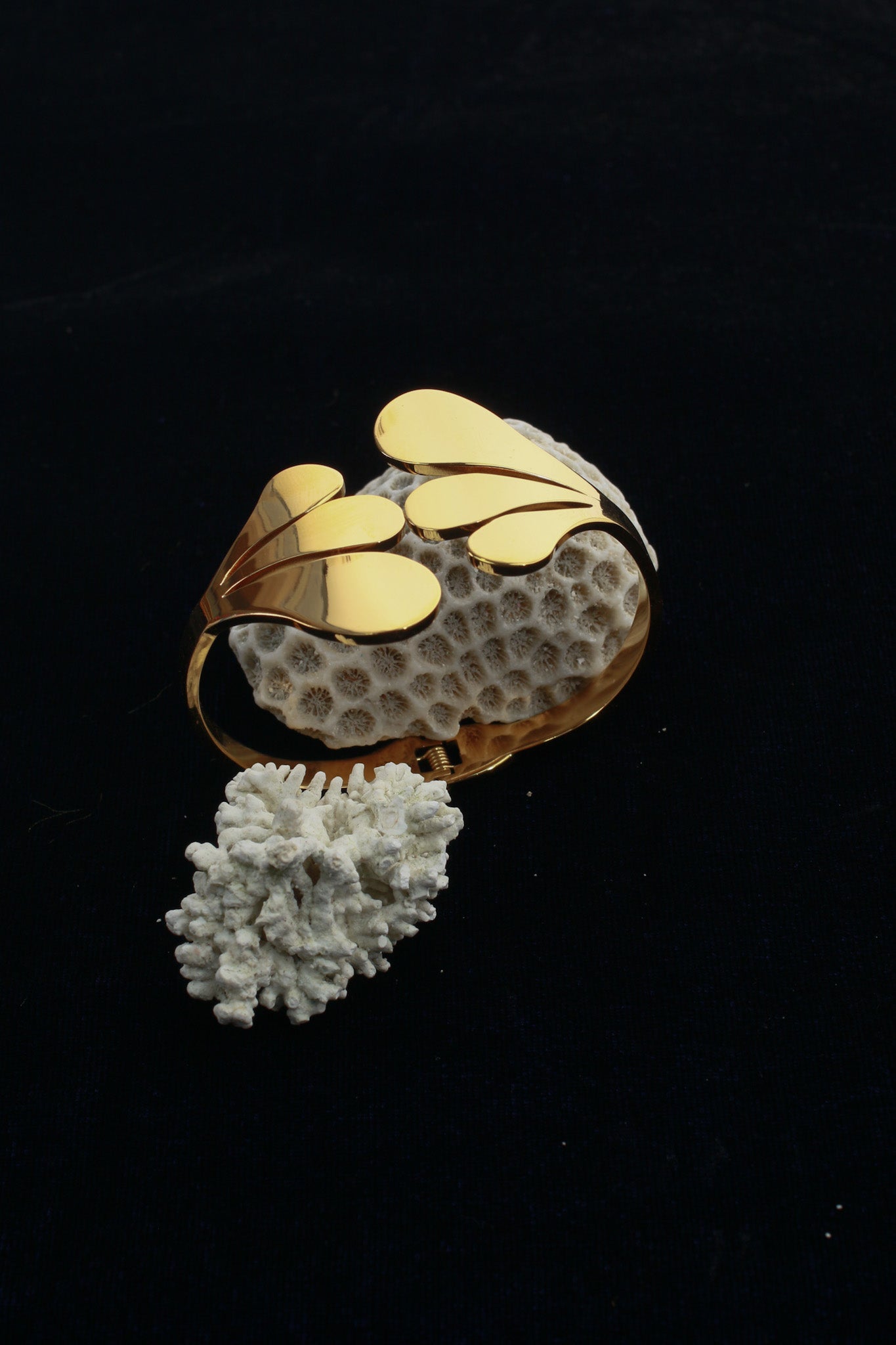 Anti - Tarnish Stainless Steel Bracelet — Gold Polished Leaf Cuff - Maxiblink