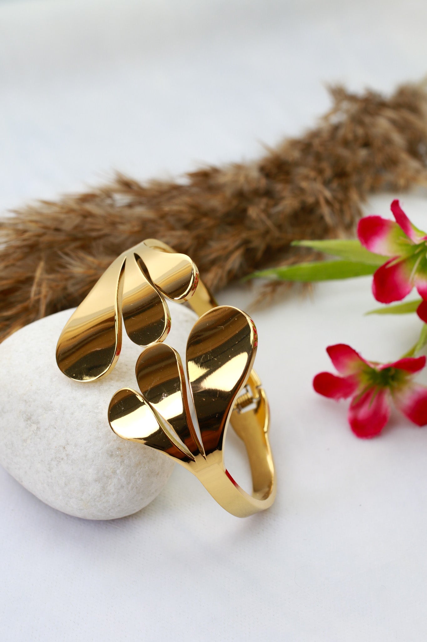 Anti - Tarnish Stainless Steel Bracelet — Gold Polished Leaf Cuff - Maxiblink
