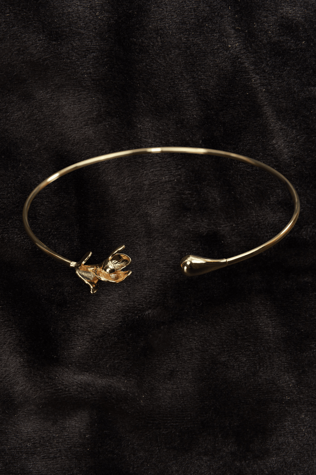 Contemporary Gold - Toned Floral Open Choker Necklace - Maxiblink
