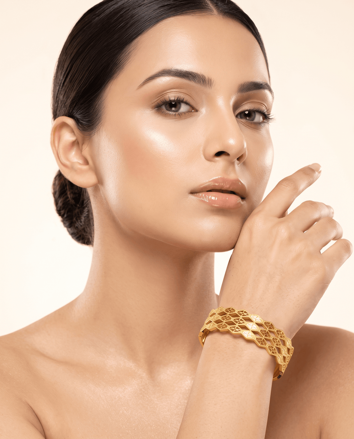 Diamond Trellis Cut-Out Wide Bangle Bracelet - Maxiblink