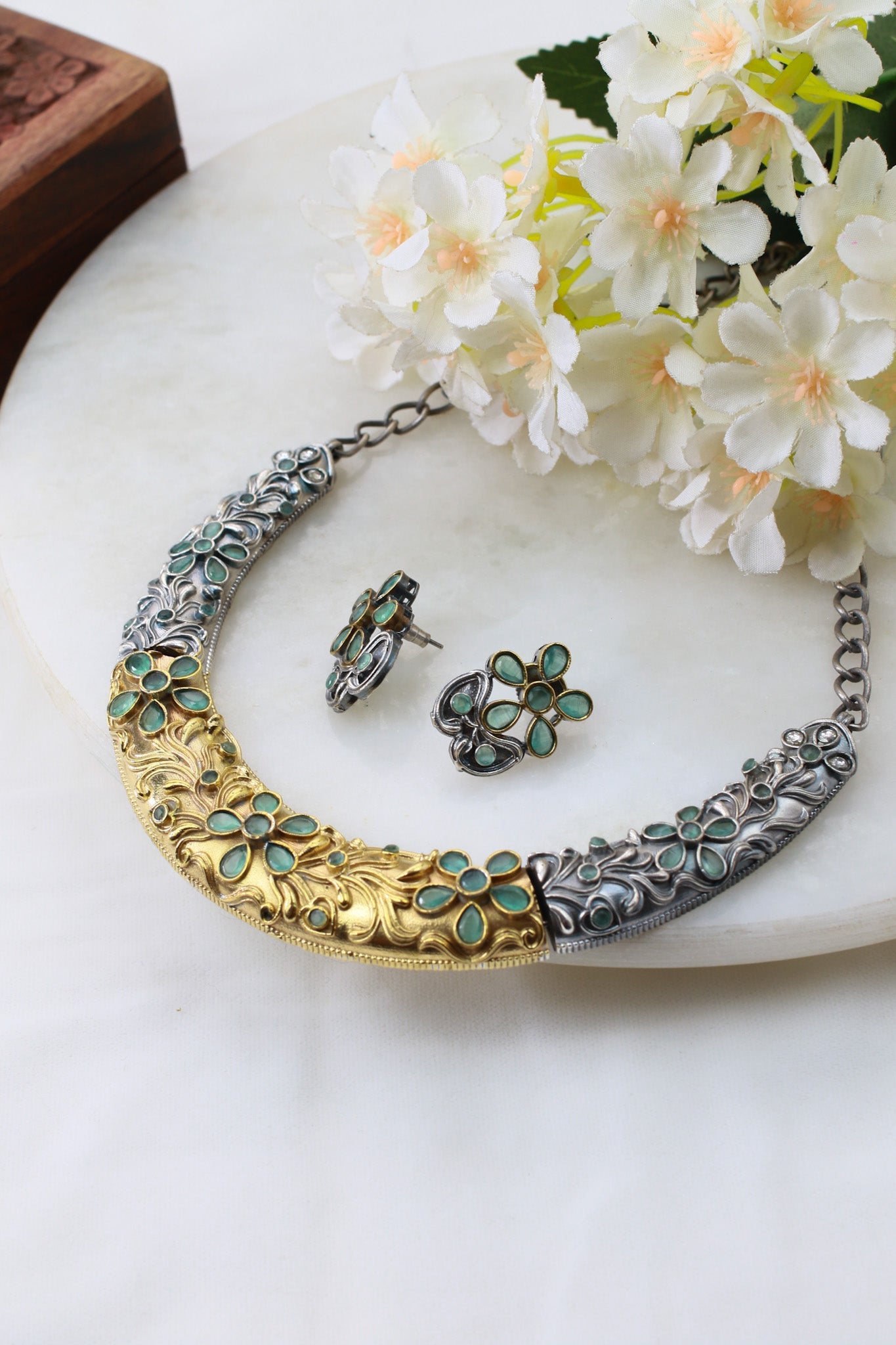Elegant Mint Dual - Tone Floral Collar Necklace - Maxiblink