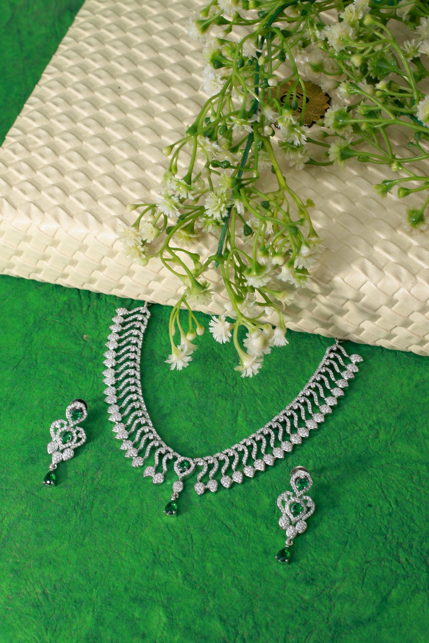 Emerald Drops Curved Layer Necklace Set - Maxiblink