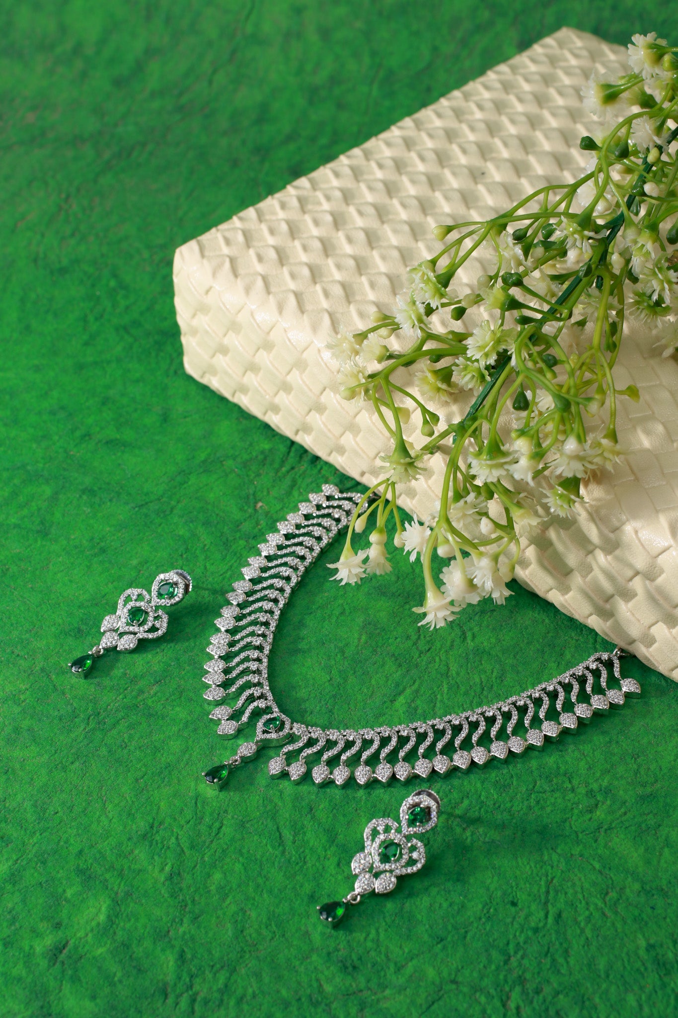 Emerald Drops Curved Layer Necklace Set - Maxiblink