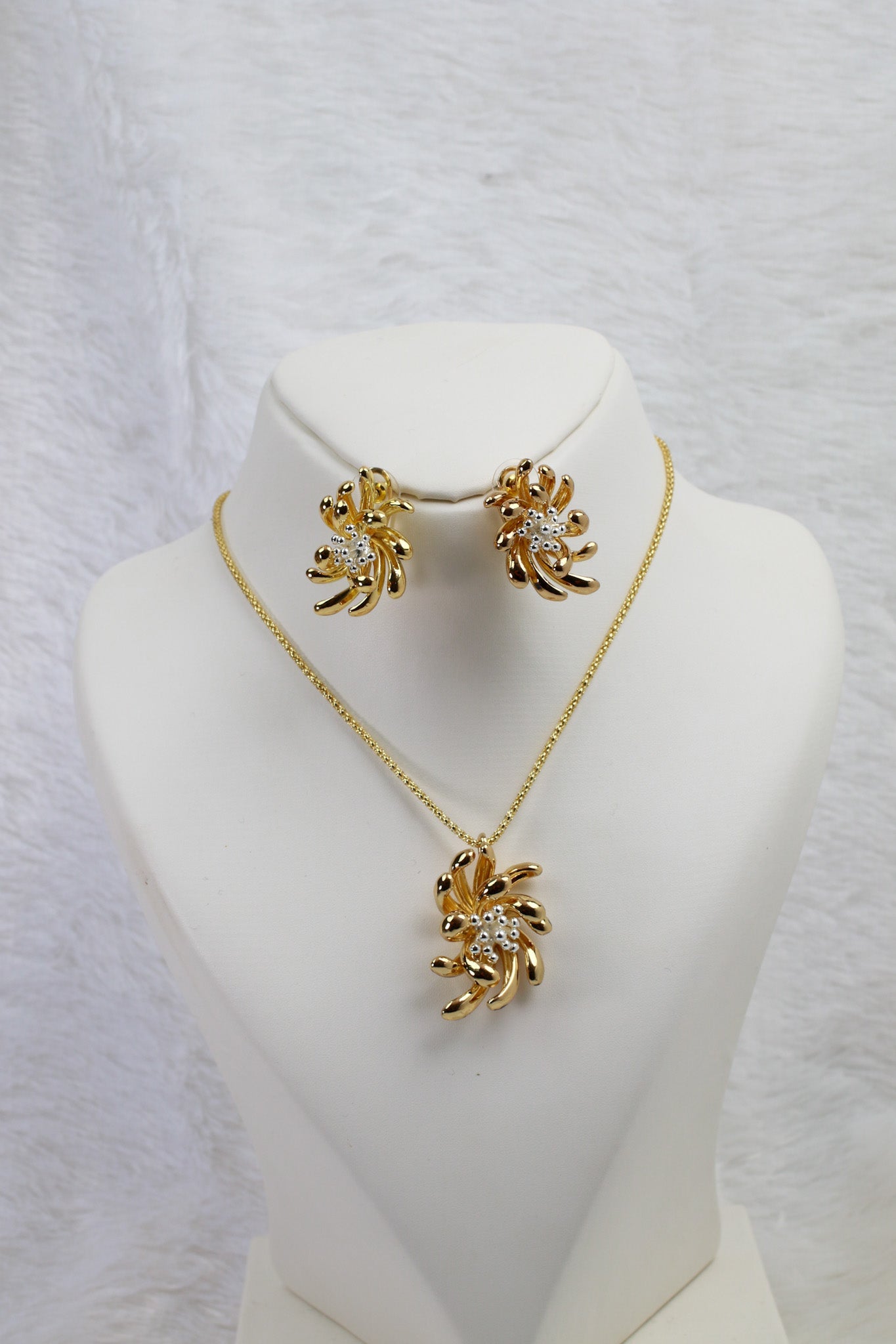 Golden Bloom Pendant Set - Floral Design Gold Plated Jewelry Set | Anti Tarnish Coating - Maxiblink