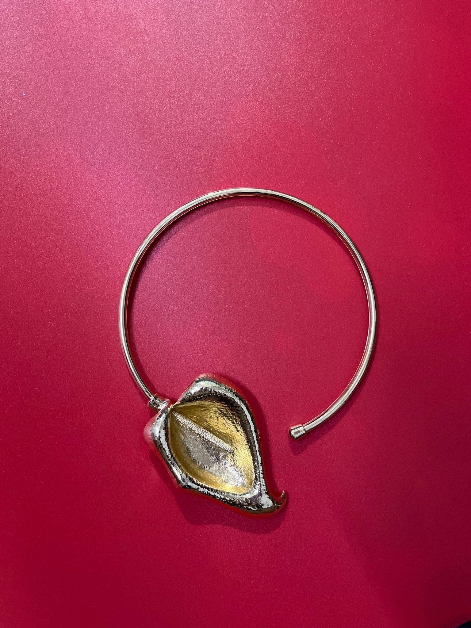 Golden Choker Necklace with Taro Plant Flower Design – Contemporary Statement Jewelry - Maxiblink