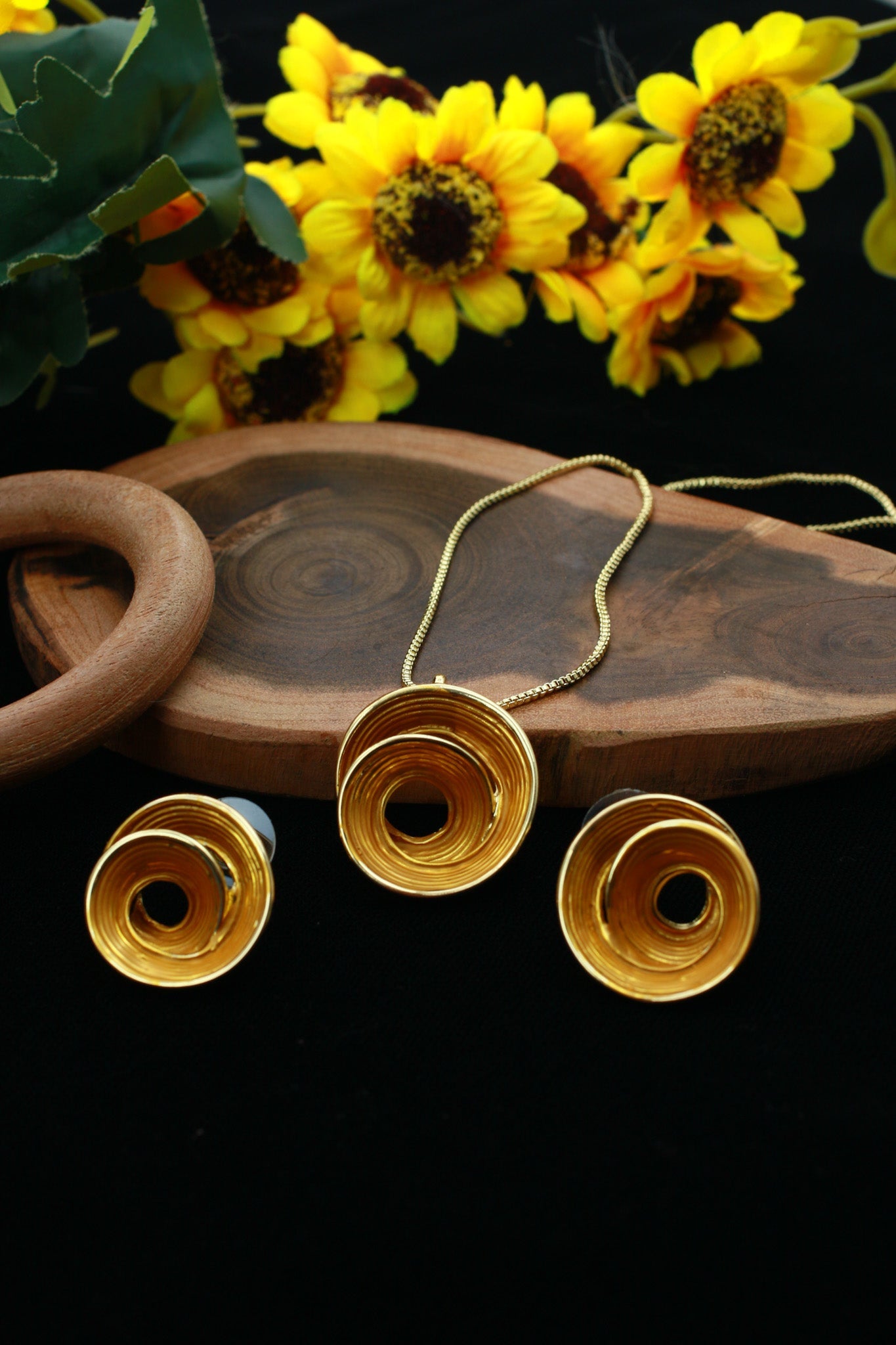 Golden Spiral Pendant Set - Minimal Luxury Gold Plated Jewelry Set | Anti Tarnish Coating - Maxiblink