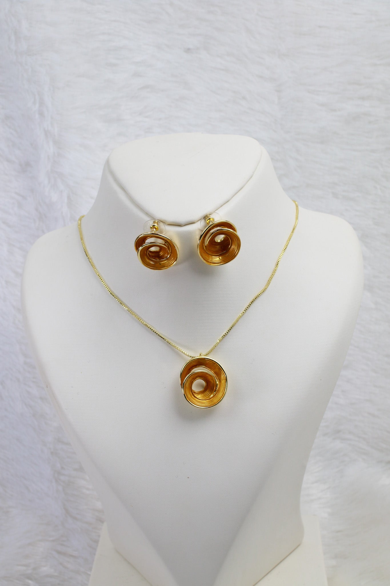 Golden Spiral Pendant Set - Minimal Luxury Gold Plated Jewelry Set | Anti Tarnish Coating - Maxiblink
