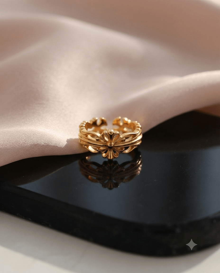 Hypoallergenic waterproof flower ring in 18K gold plating — MaxiBlink
