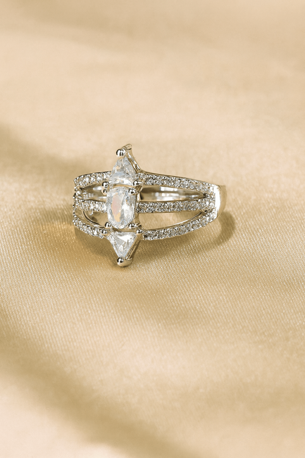 Minimalist Trinity Finger Ring - Maxiblink
