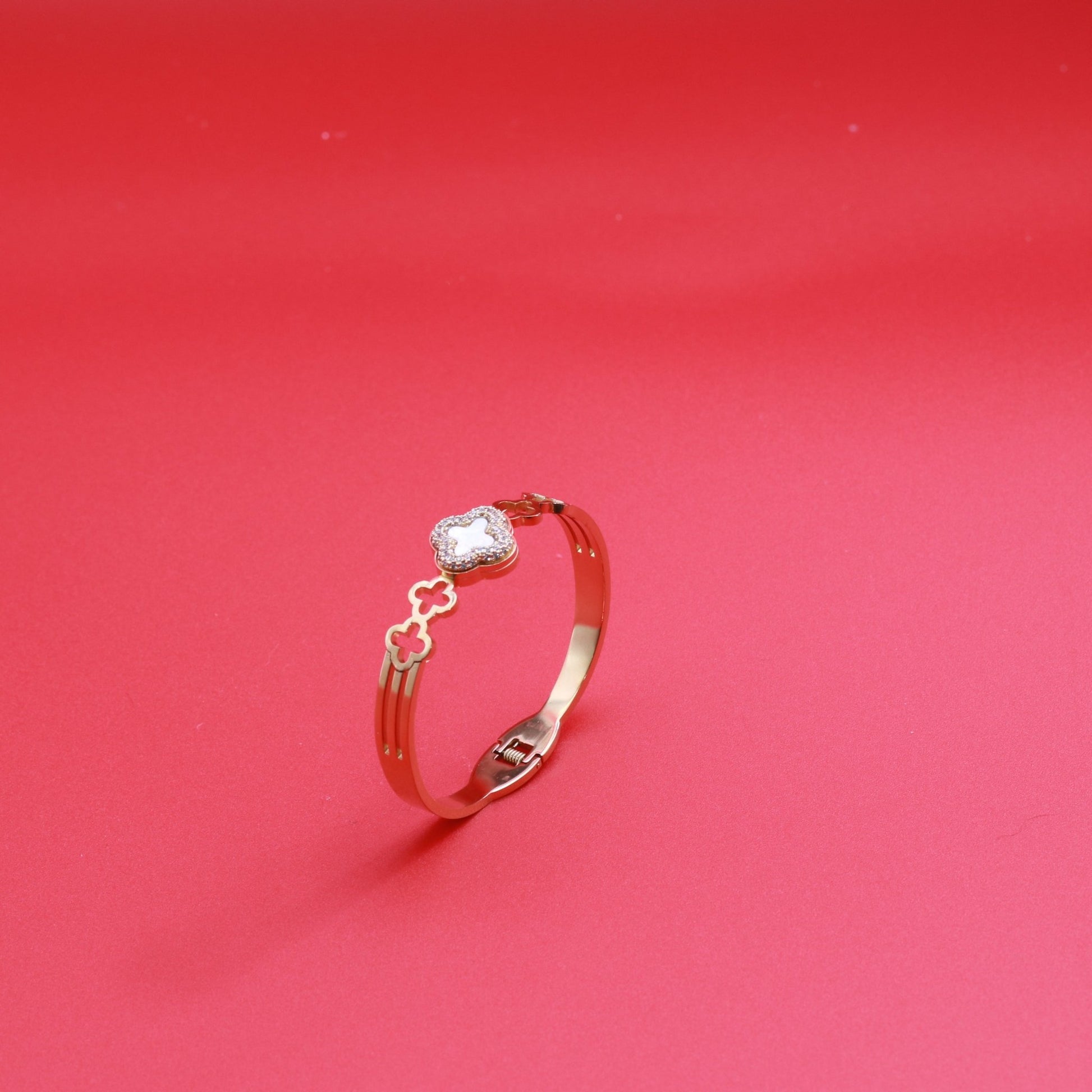 Pearl Clover Designer Bracelet - Maxiblink