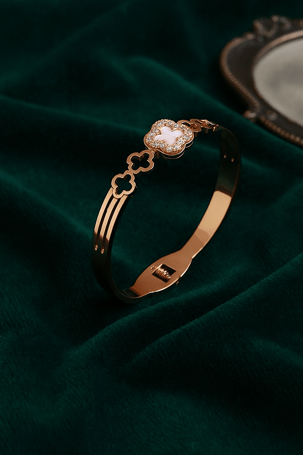 Pearl Clover Designer Bracelet - Maxiblink